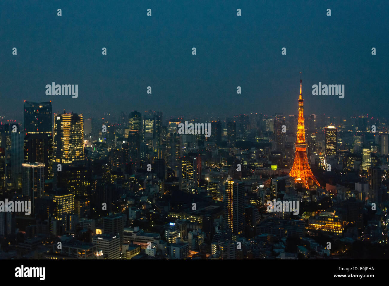 Vista notturna di Tokyo cityscape dominato da Tokyo Tower, Tokyo, Giappone Foto Stock