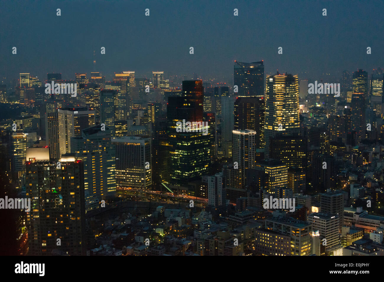 Vista notturna del centro di alta sorge, Tokyo, Giappone Foto Stock