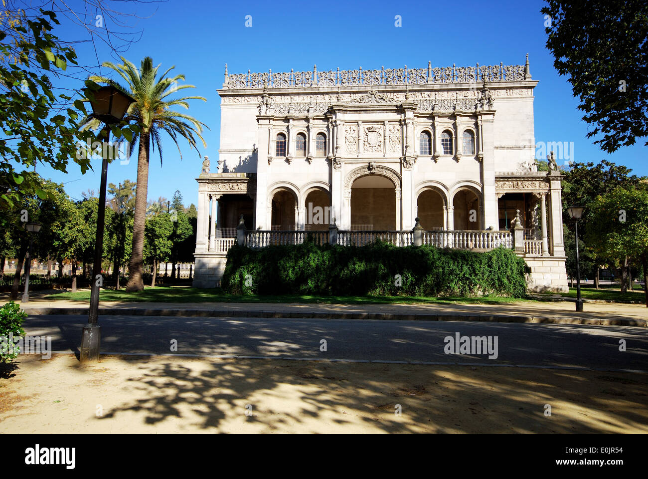 Vista frontale del museo archeologico (Museo Arqueologico), Siviglia, Andalusia, Spagna, Europa occidentale. Foto Stock