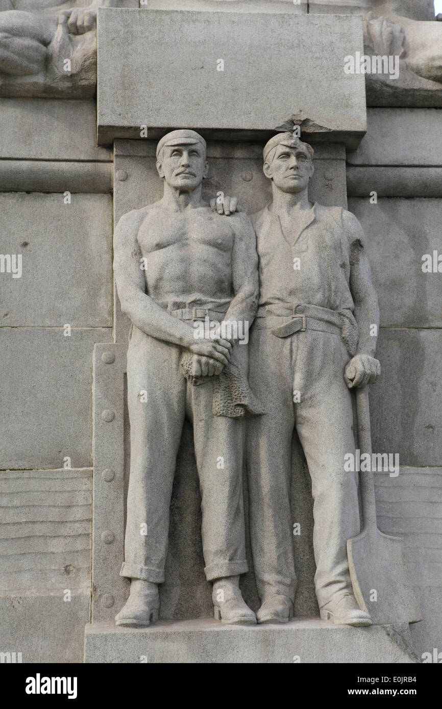 Dettaglio del monumento in onore di "tutti gli eroi del motore marino camera' nella testa del molo a Liverpool, Regno Unito. Foto Stock