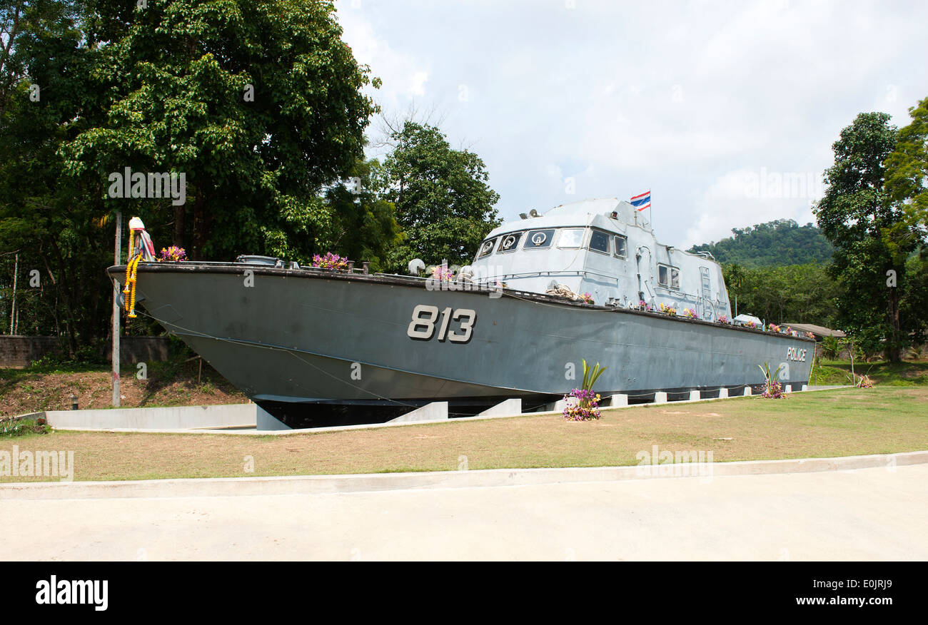 Barca marina che è stata spazzata di due chilometri all indomani dello tsunami a Khao Lak, in Thailandia nel 2004. Foto Stock