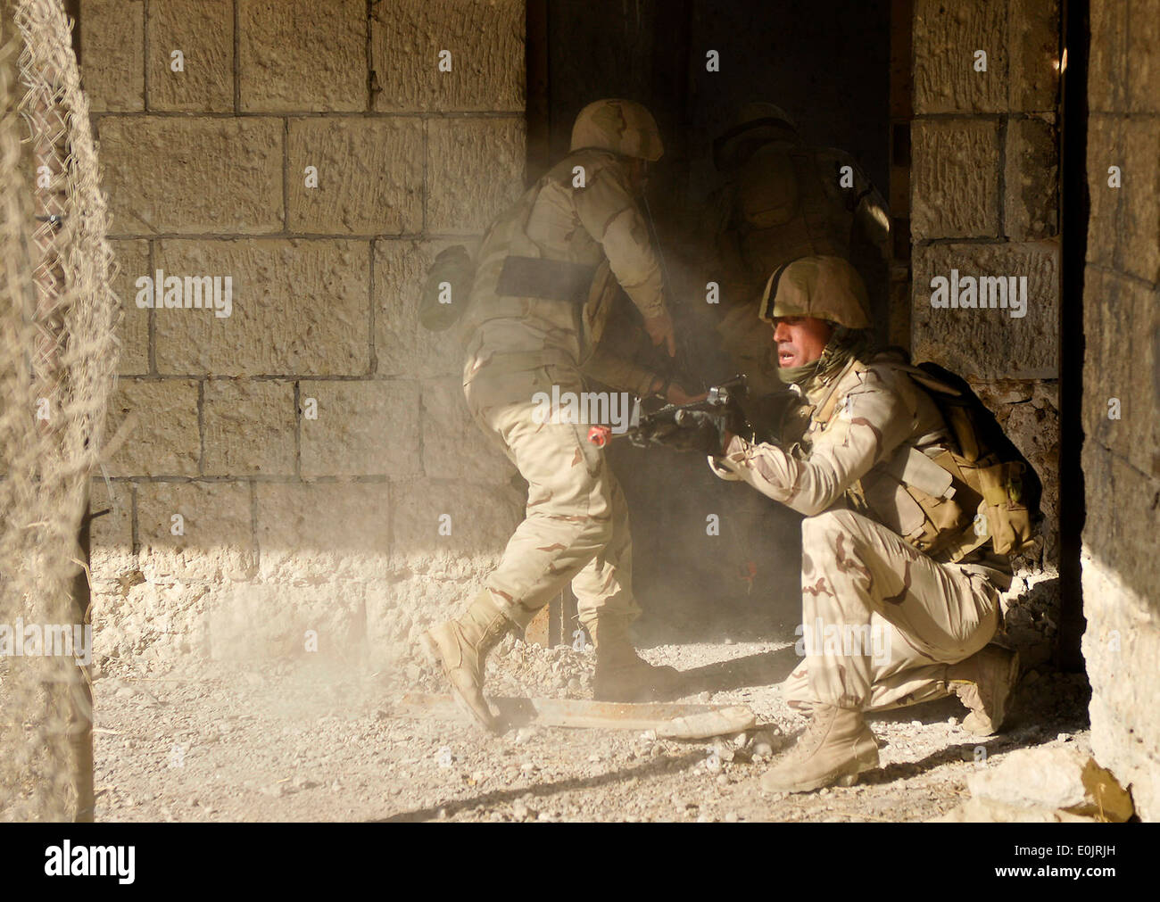 Soldati iracheni con 1° Battaglione, xi brigata, 3° esercito iracheno divisione, inserire e cancellare una camera durante le operazioni in ambiente urbano traini Foto Stock