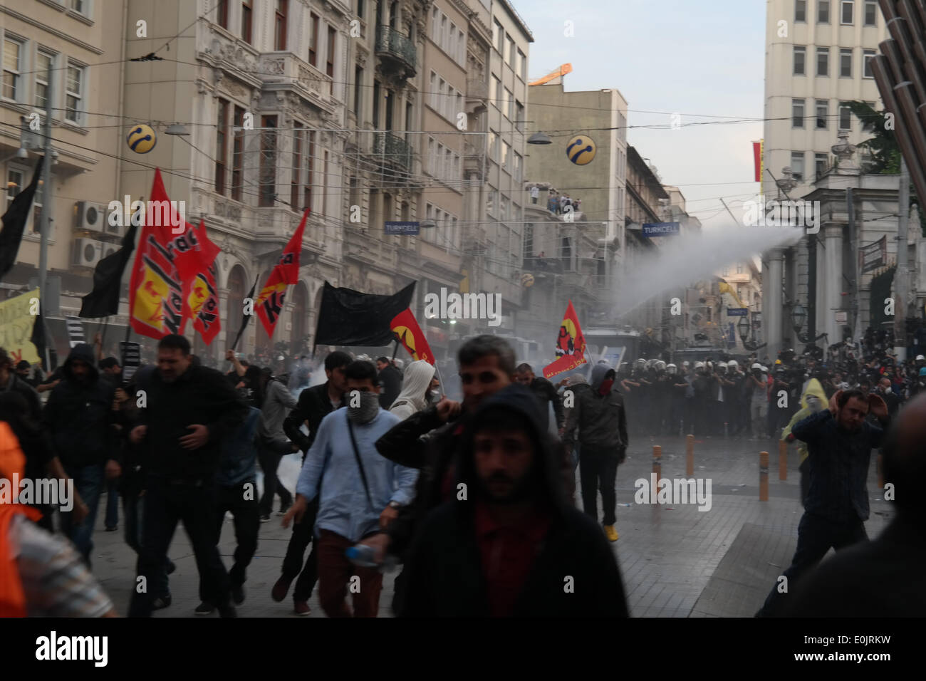 Istanbul, Turchia. 14 Maggio, 2014. Una grande dimostrazione di scala è tenuto per la soma vittime delle mine, in Istiklal Street, il 14 maggio 2014. Il 13 maggio una esplosione e una successiva in una caverna nel intrappolato centinaia di minatori in una miniera di carbone gestito da una ditta privata in affitto dal governo. Come di maggio 15 la confermata la morte pedaggio è 282 con oltre un centinaio di minatori ancora dispersi. Credito: Bikem Ekberzade/Alamy Live News Foto Stock