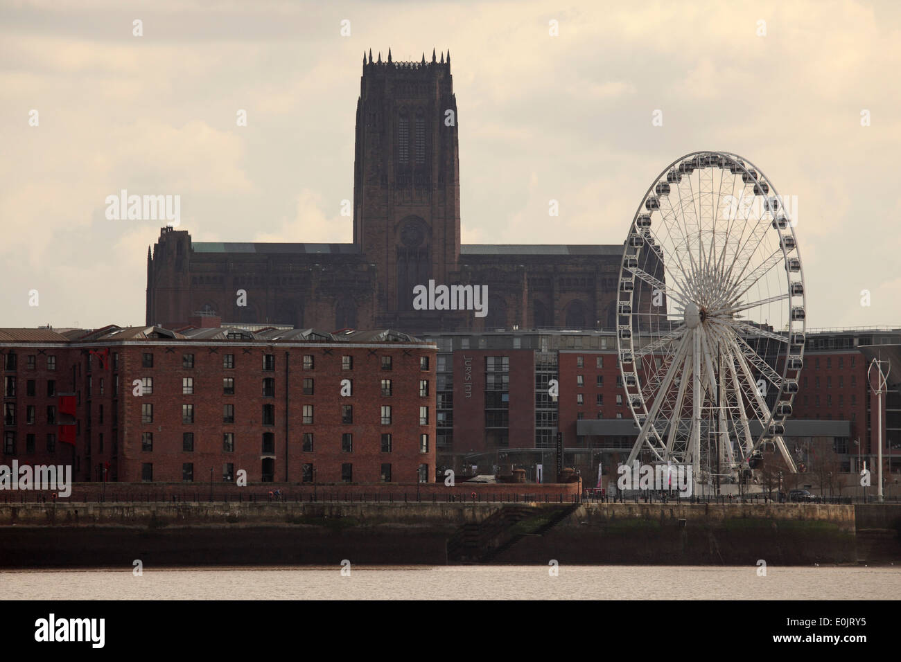 La cattedrale, dock edifici e ruota gigante in Liverpool, Regno Unito. Foto Stock