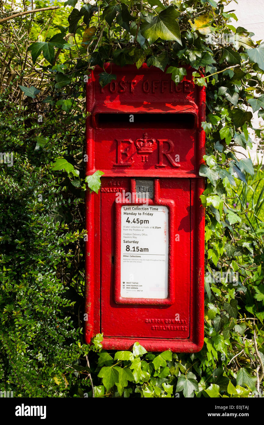 Un rosso Royal Mail postbox in Shobrook - un rurale villaggio Devon, Inghilterra Foto Stock