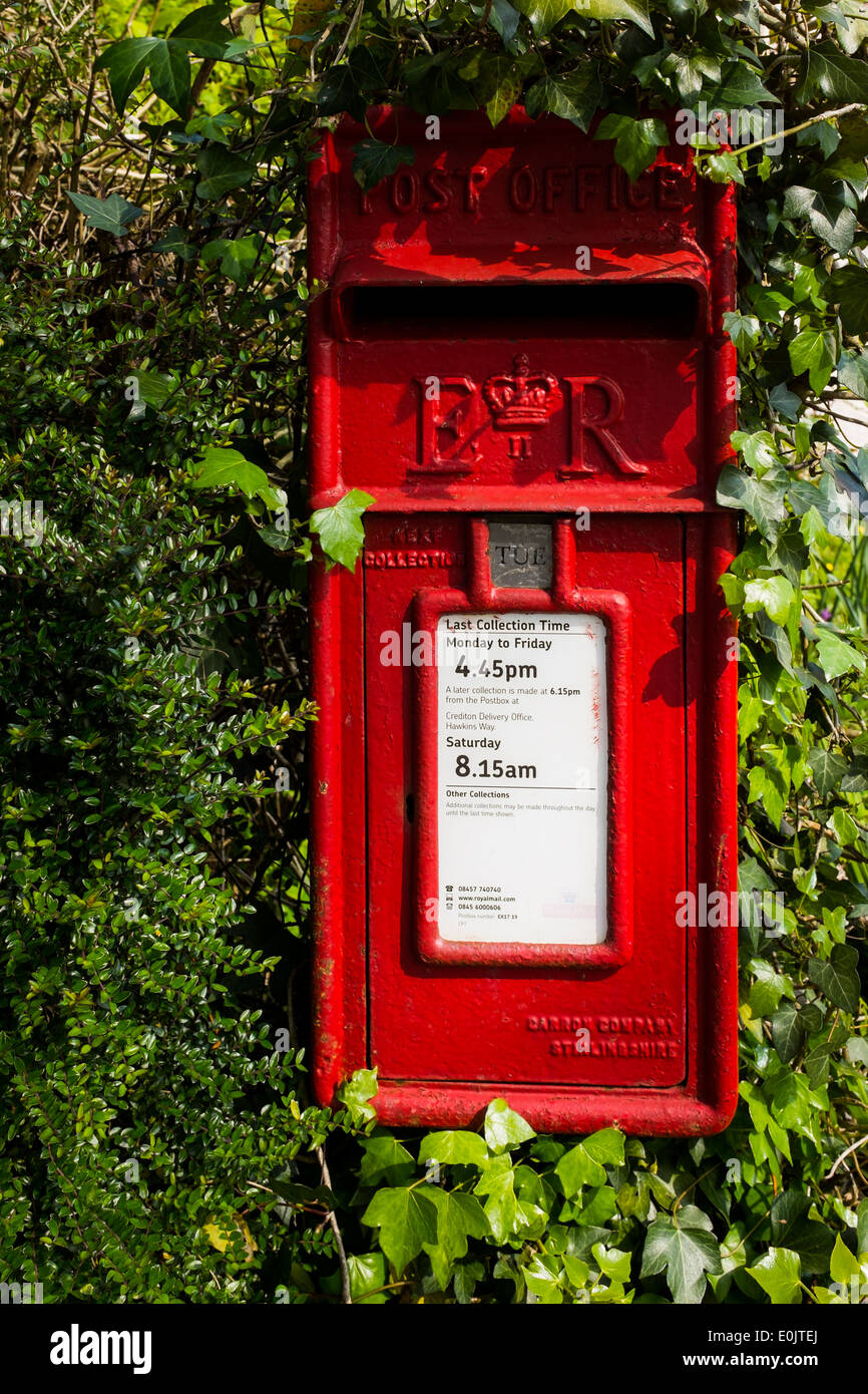 Un rosso Royal Mail postbox in Shobrook - un rurale villaggio Devon, Inghilterra Foto Stock