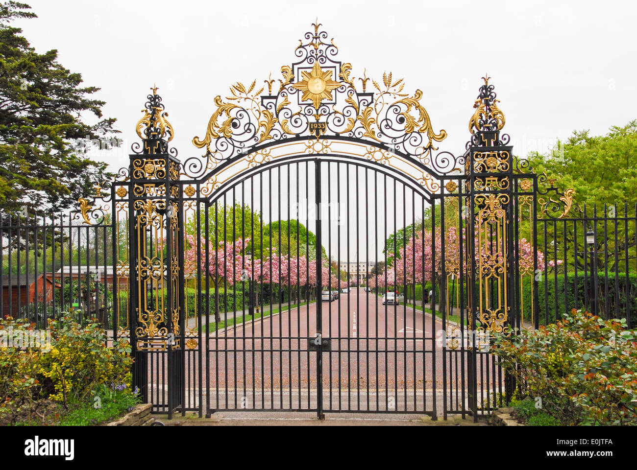 Una vista dal Queen Mary's Garden attraverso un cancello verso Chester Road a Regent's Park di Londra Foto Stock