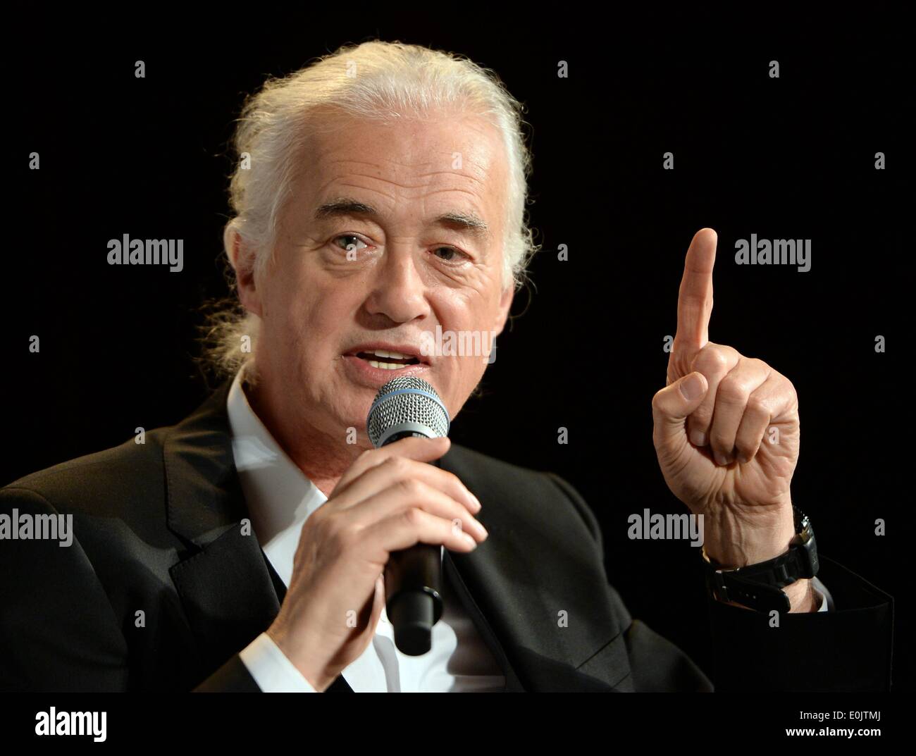 Berlino, Germania. Xvi Apr, 2014. British chitarrista del gruppo Led Zeppelin, Jimmy Page, è visto nel corso di una conferenza stampa tenutasi a Berlino, Germania, 16 aprile 2014. Jimmy Page ha presentato la Deluxe Edition del Led Zeppelin album 'Led Zeppelin II' e 'Led Zeppelin III', che sarà rilasciato il 30 maggio. Foto: BRITTA PEDERSEN/dpa/Alamy Live News Foto Stock