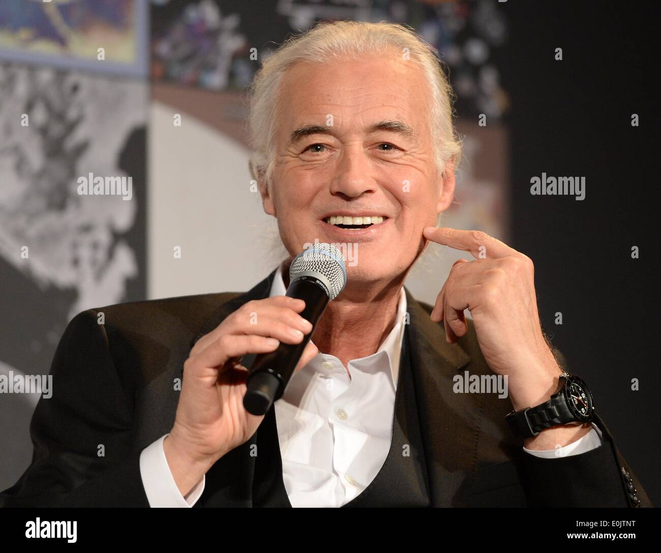 Berlino, Germania. Xvi Apr, 2014. British chitarrista del gruppo Led Zeppelin, Jimmy Page, è visto nel corso di una conferenza stampa tenutasi a Berlino, Germania, 16 aprile 2014. Jimmy Page ha presentato la Deluxe Edition del Led Zeppelin album 'Led Zeppelin II' e 'Led Zeppelin III', che sarà rilasciato il 30 maggio. Foto: BRITTA PEDERSEN/dpa/Alamy Live News Foto Stock