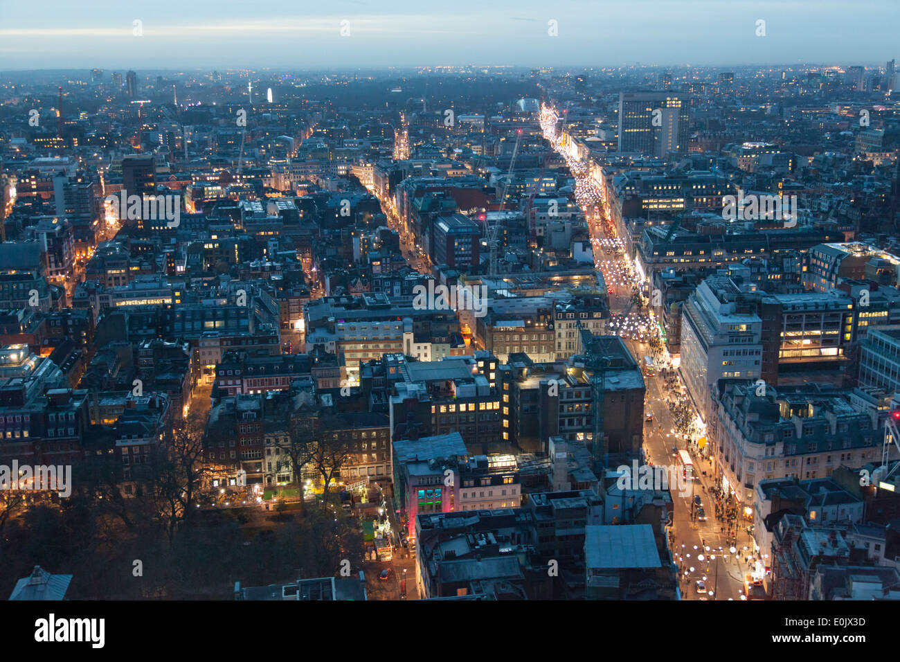 Vista dall'altezza lungo Oxford Street London Foto Stock