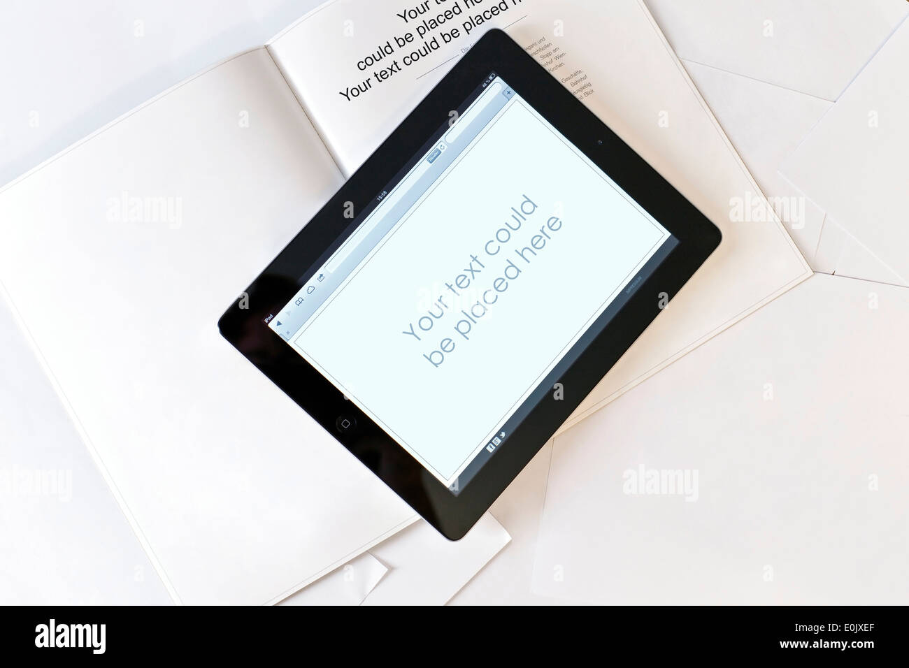 Computer tablet sul libro con pagine vuote e fogli di carta bianca. Foto Stock