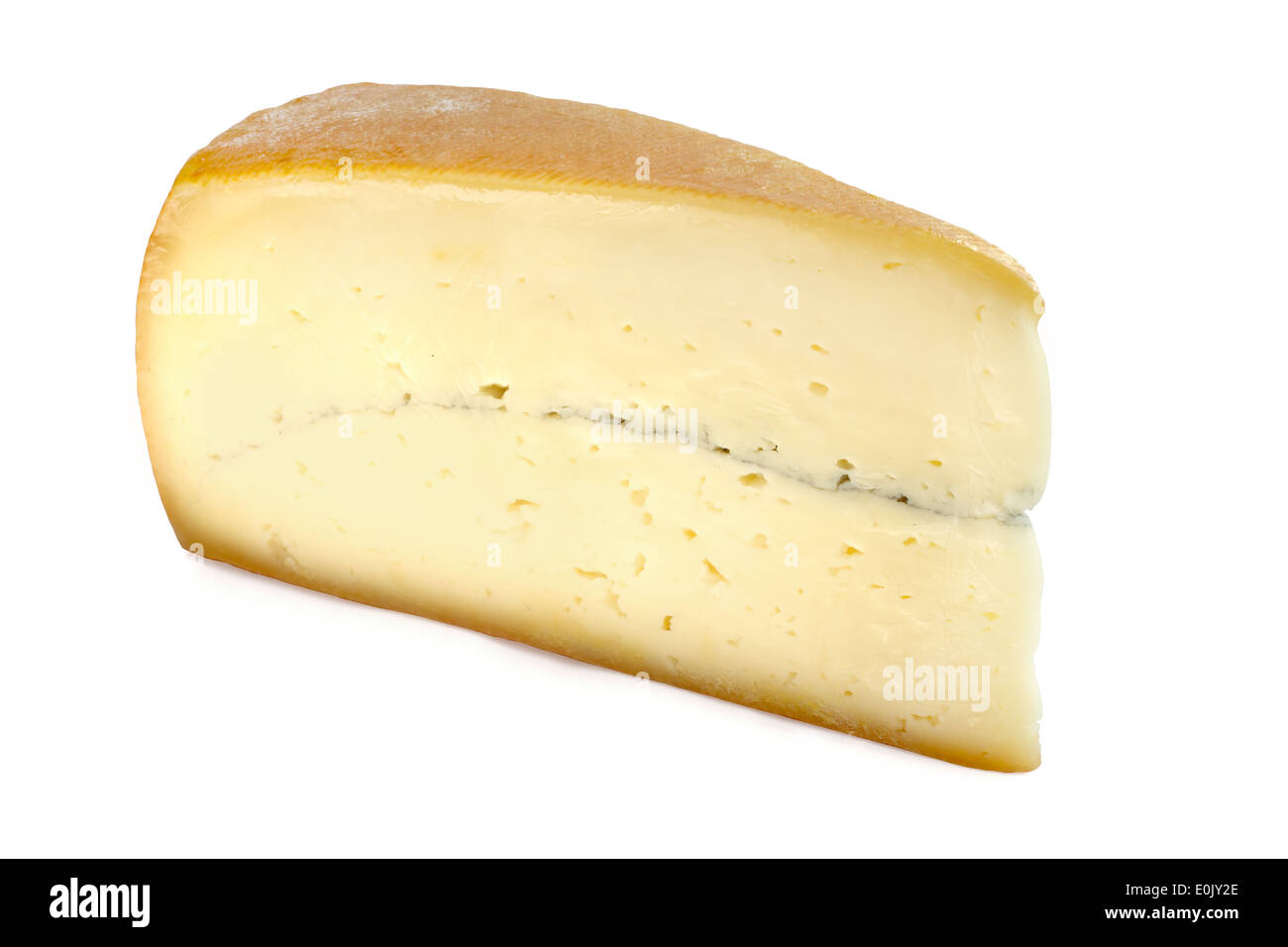 Porzione di Formaggio Morbier isolati su sfondo bianco Foto Stock