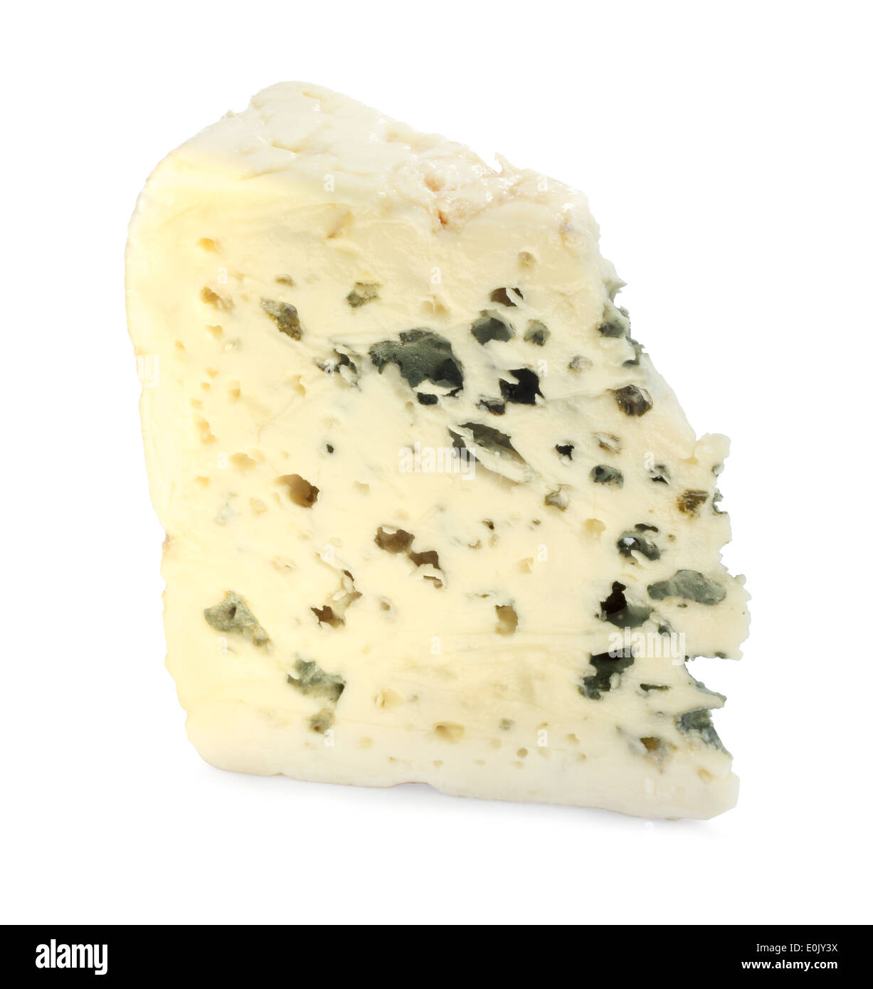 Porzione di formaggio Roquefort isolati su sfondo bianco Foto Stock