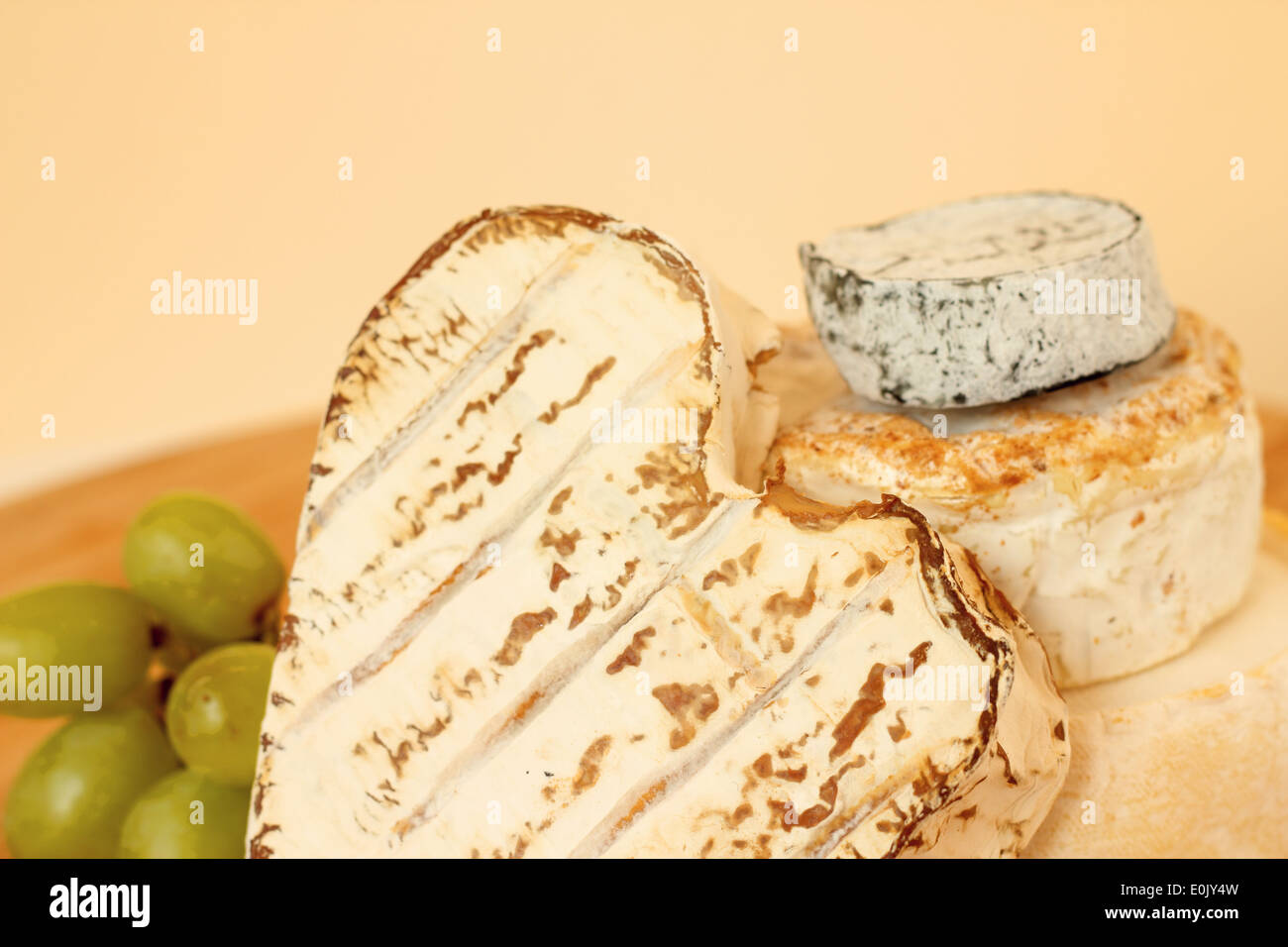 Raccolta di formaggio camembert sul pannello di legno Foto Stock