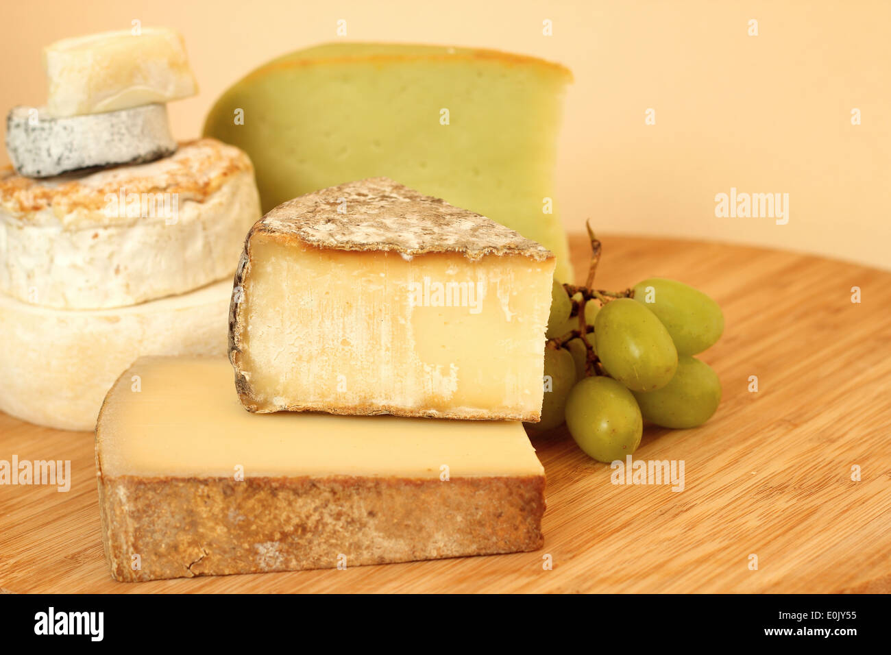 Vari tipi di composizione di formaggio sulla tavola di legno Foto Stock