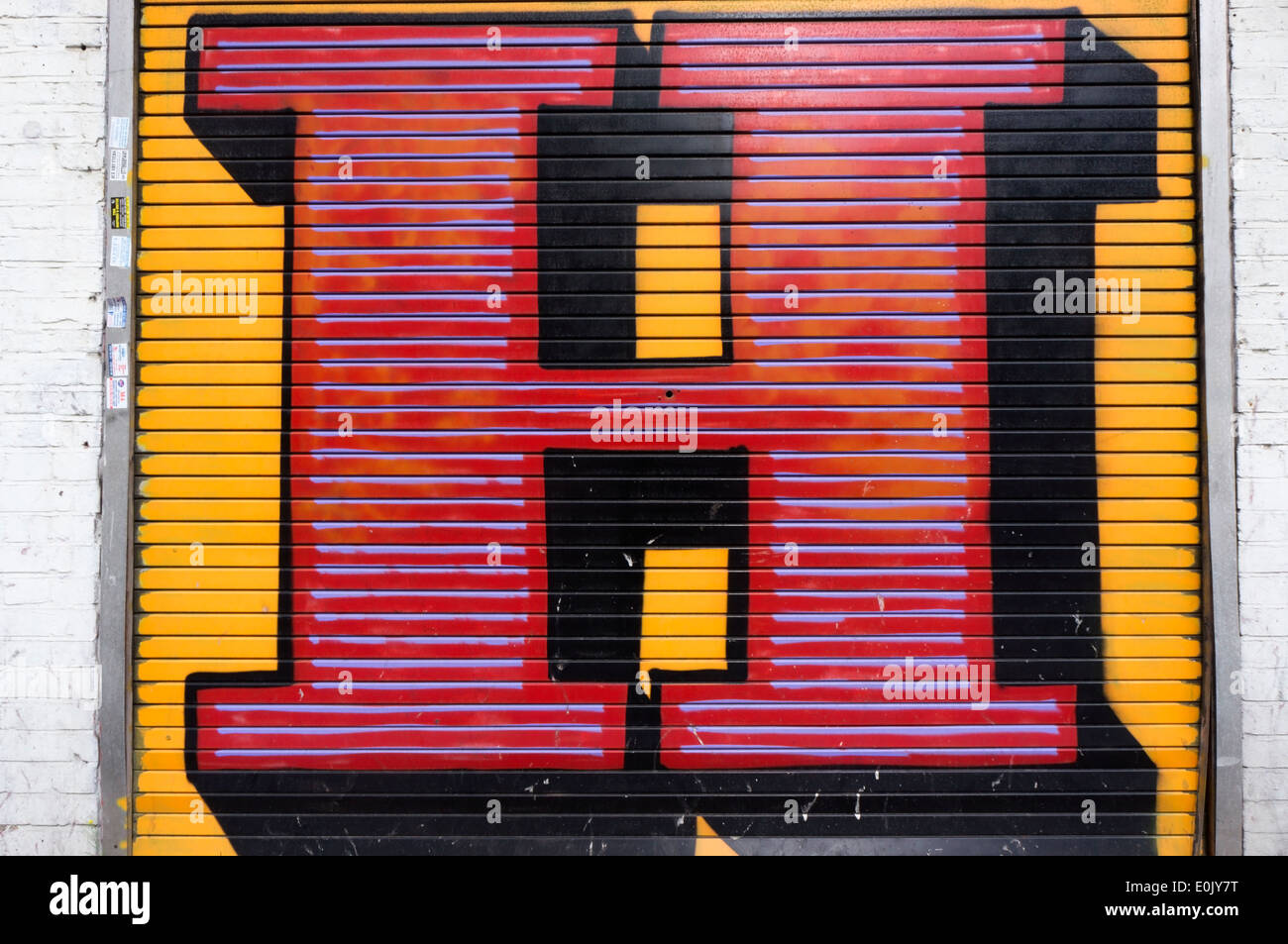 Un gigante con la lettera H è stata dipinta su una tapparella in Middlesex Street, Londra, da artista di strada Ben Eine. Foto Stock