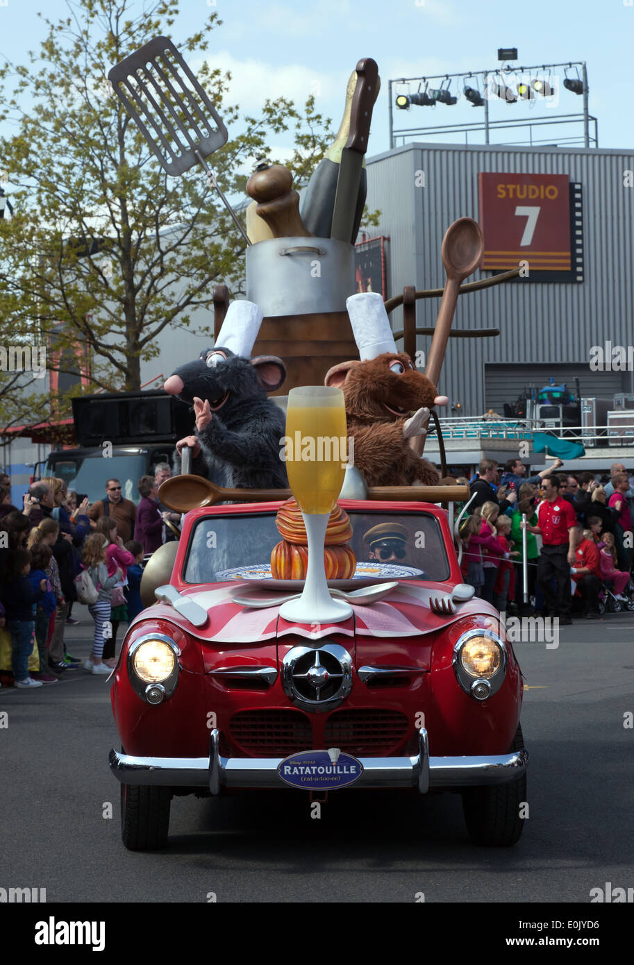 Rémy e Emile, dal film di Disney Ratatouille, nelle stelle 'n' auto, Parade, Walt Disney Studios, Parigi. Foto Stock