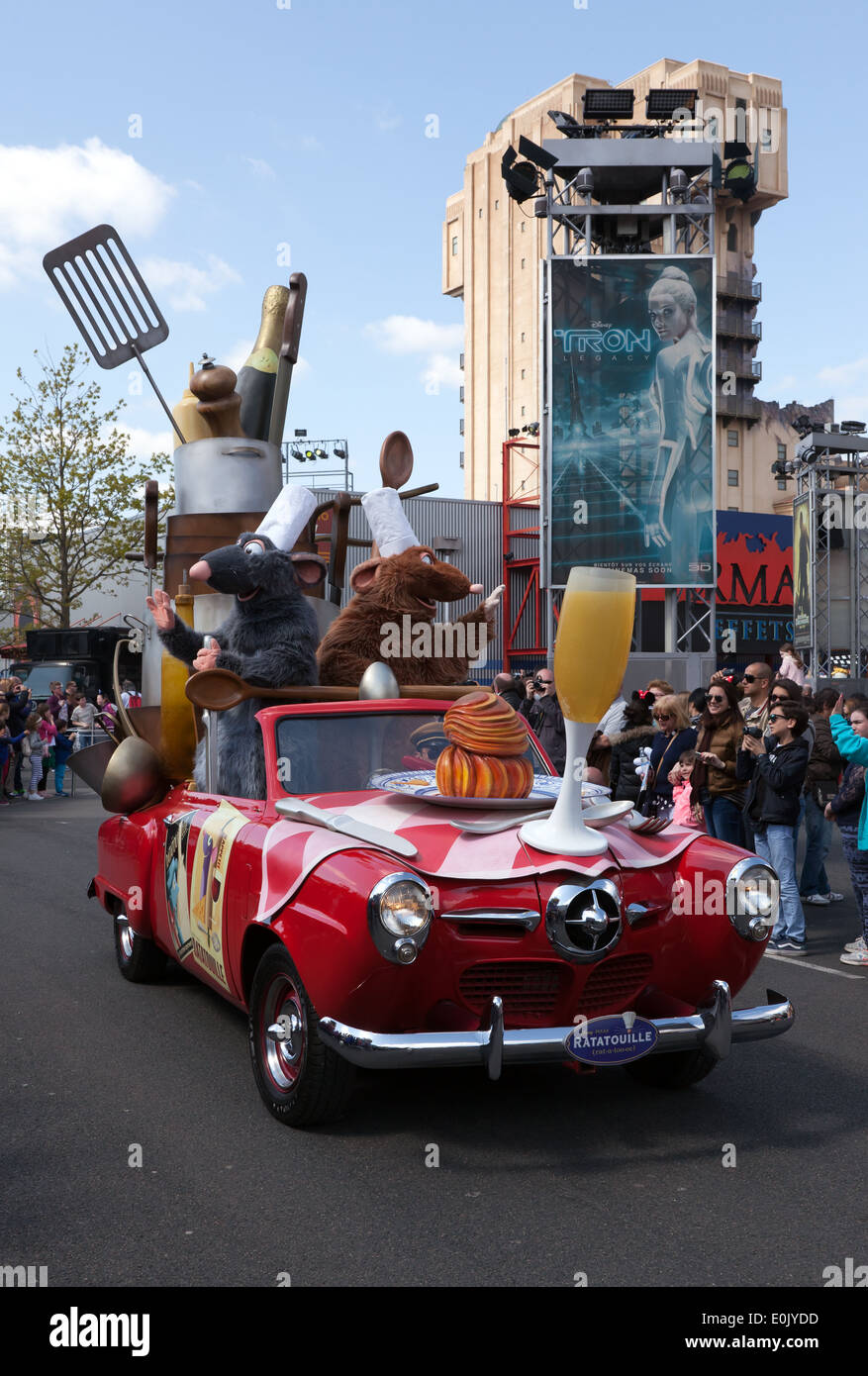 Rémy e Emile, dal film di Disney Ratatouille, nelle stelle 'n' auto, Parade, Walt Disney Studios, Parigi. Foto Stock