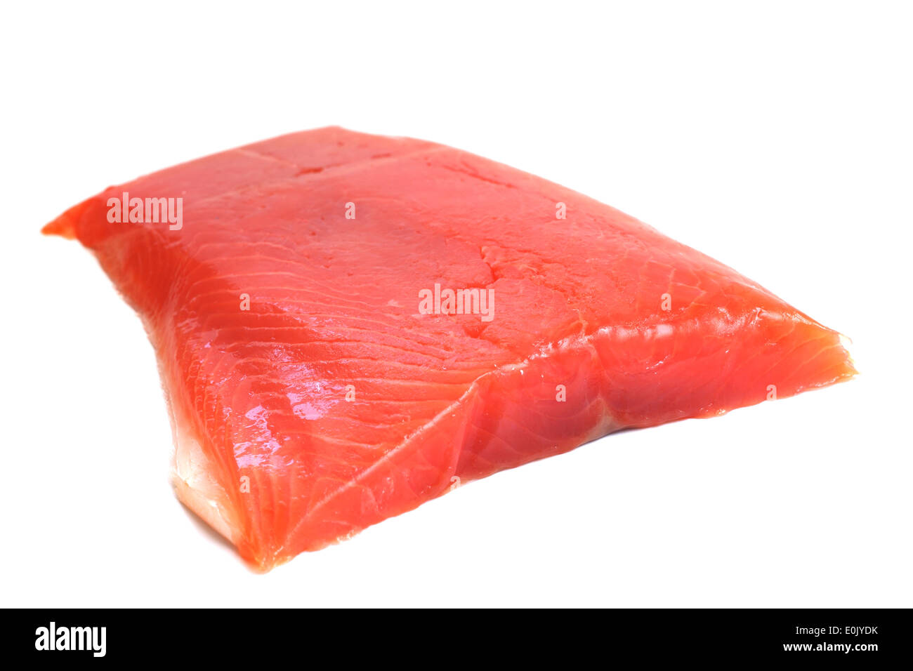 Salmone filetto crudo isolati su sfondo bianco Foto Stock