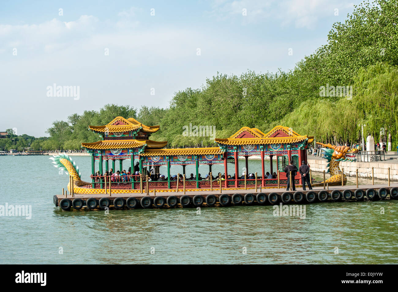 Un dragon boat con turisti sul lago, Palazzo Estivo Foto Stock