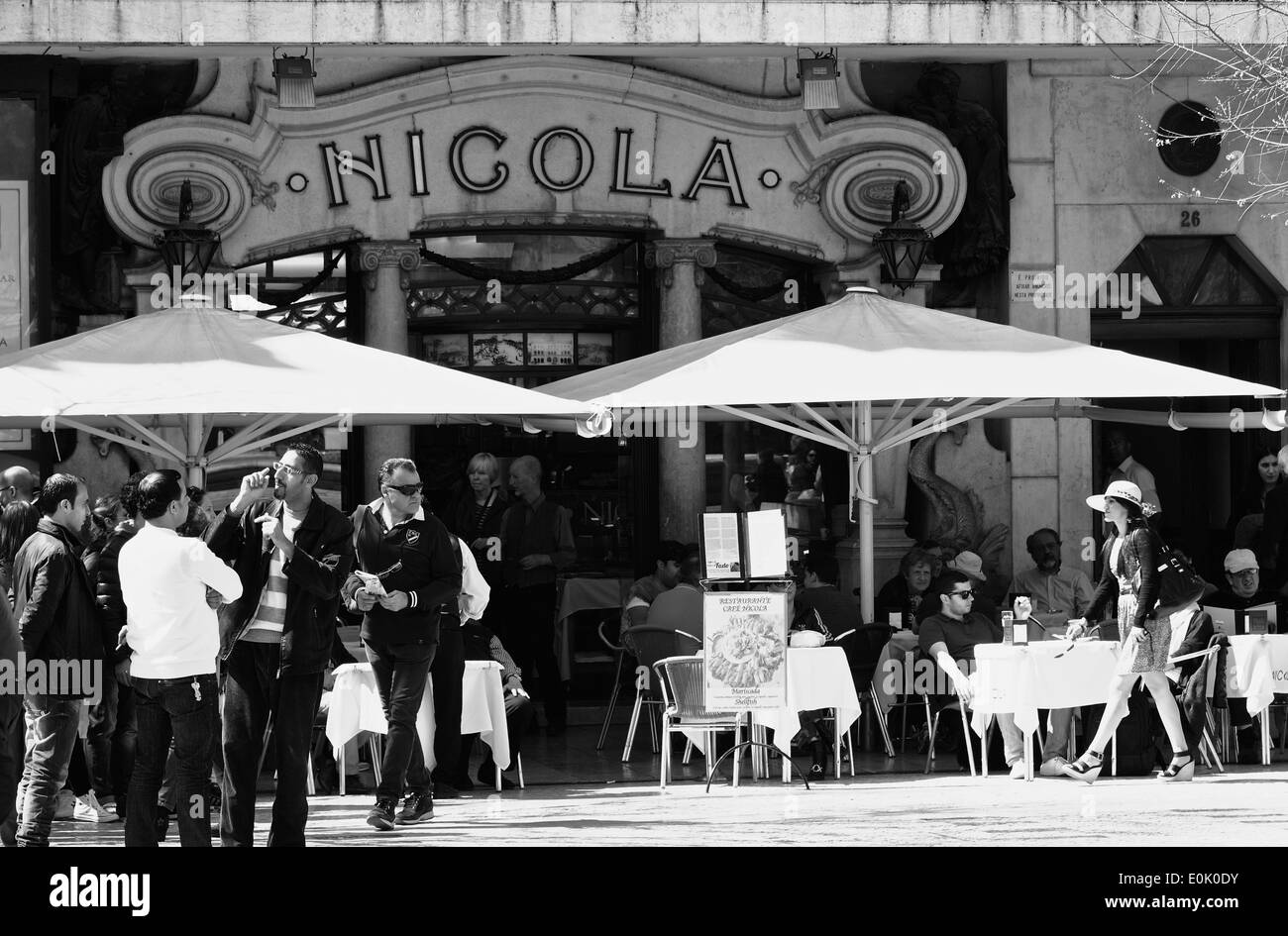 Alfresco cultura dei caffè terrazza a occupato Art Deco Nicola su Piazza Rossio (Praca Dom Pedro 1V) Lisbona Portogallo Europa occidentale Foto Stock