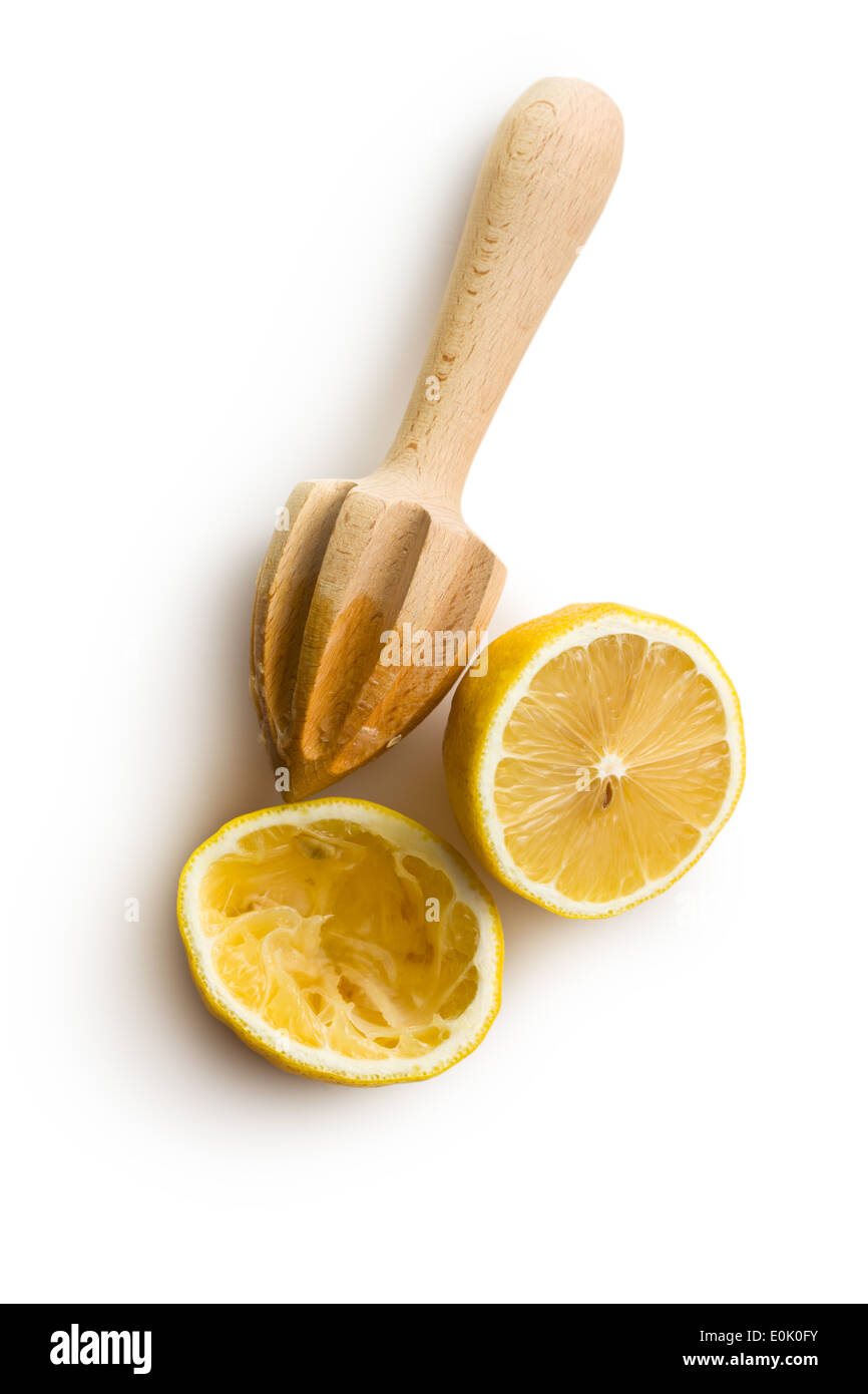 Spremuta di limone e frutta alesatore di agrumi su sfondo bianco Foto Stock