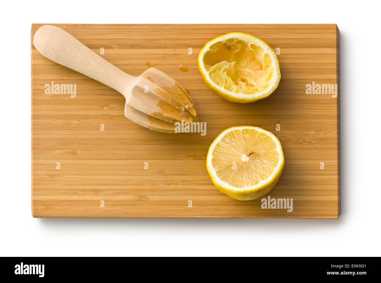 Spremuta di limone e frutta alesatore di agrumi su cutboard Foto Stock