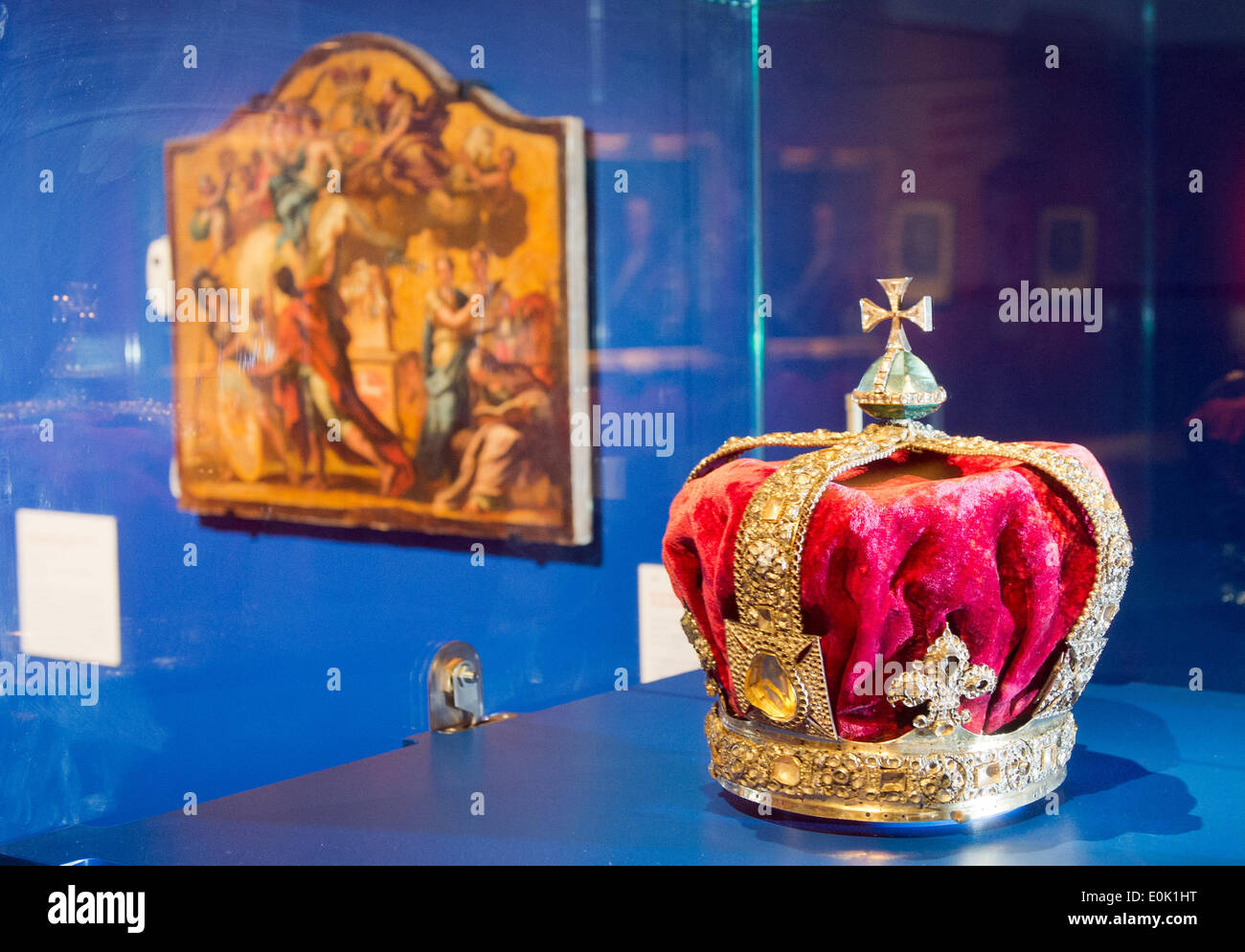 Hannover, Germania. 15 Maggio, 2014. La carcassa della corona di Georg I (1715) - parte del British Crown Jewels - sono su schermo in basso stato sassone mostra 'Hannover righelli sul trono di Inghilterra 1714-1837' presso il museo di stato di Hannover, Germania, 15 maggio 2014. La mostra viene eseguito fino al 05 Ottobre. Foto: JULIAN STRATENSCHULTE/dpa/Alamy Live News Foto Stock