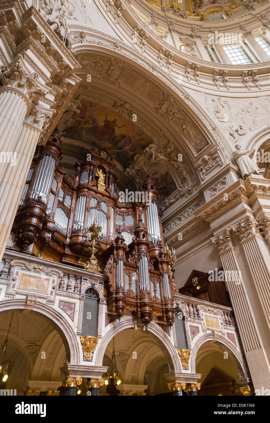 Organo a canne nella cattedrale di Berlino o Berliner Dom, costruito nel 1905 dal re Federico Guglielmo IV. Foto Stock