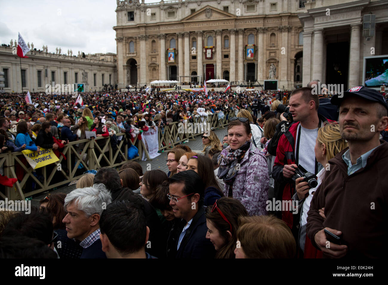 Roma, Italia. 27 apr 2014. Il popolo venuto per via della conciliazione © Simone Bergamaschi/NurPhoto/ZUMAPRESS.com/Alamy Live News Foto Stock