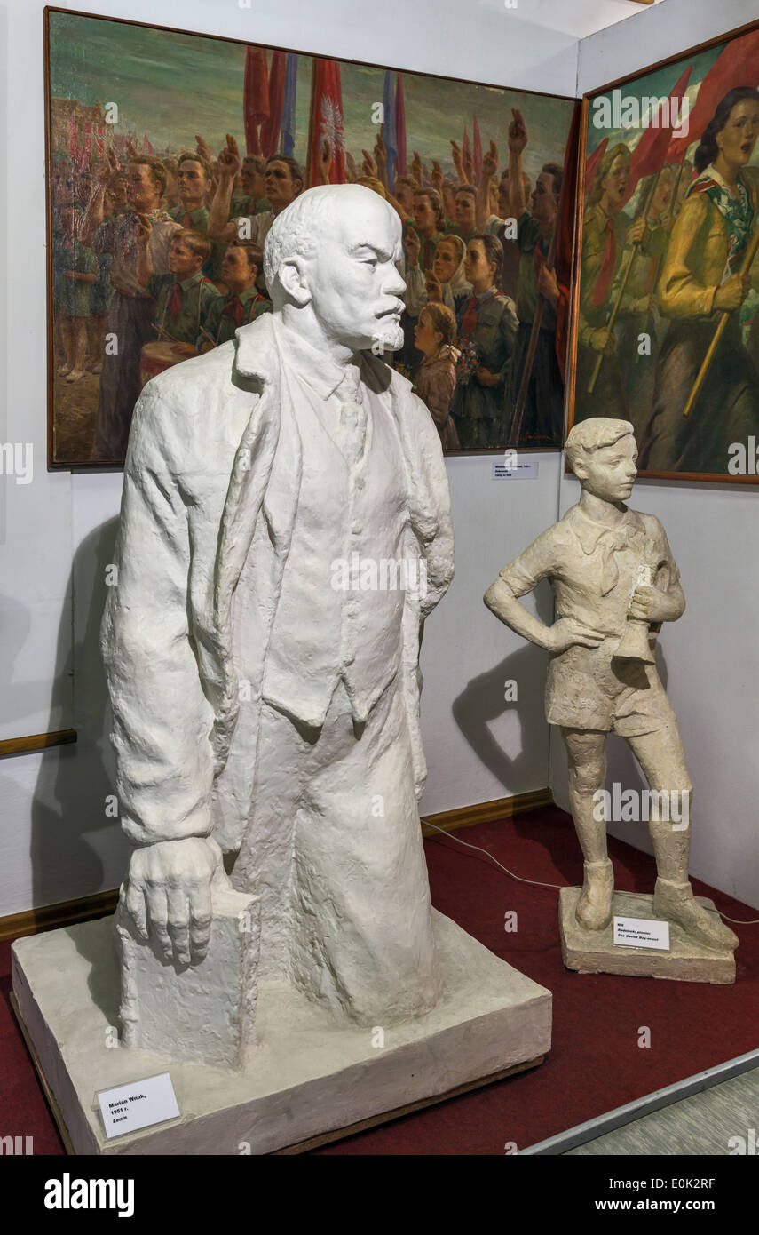 Le statue di Lenin e pioniere sovietico, realismo socialista Art Gallery, Palazzo Zamoyski in Kozlowka vicino a Lublino, Malopolska, Polonia Foto Stock