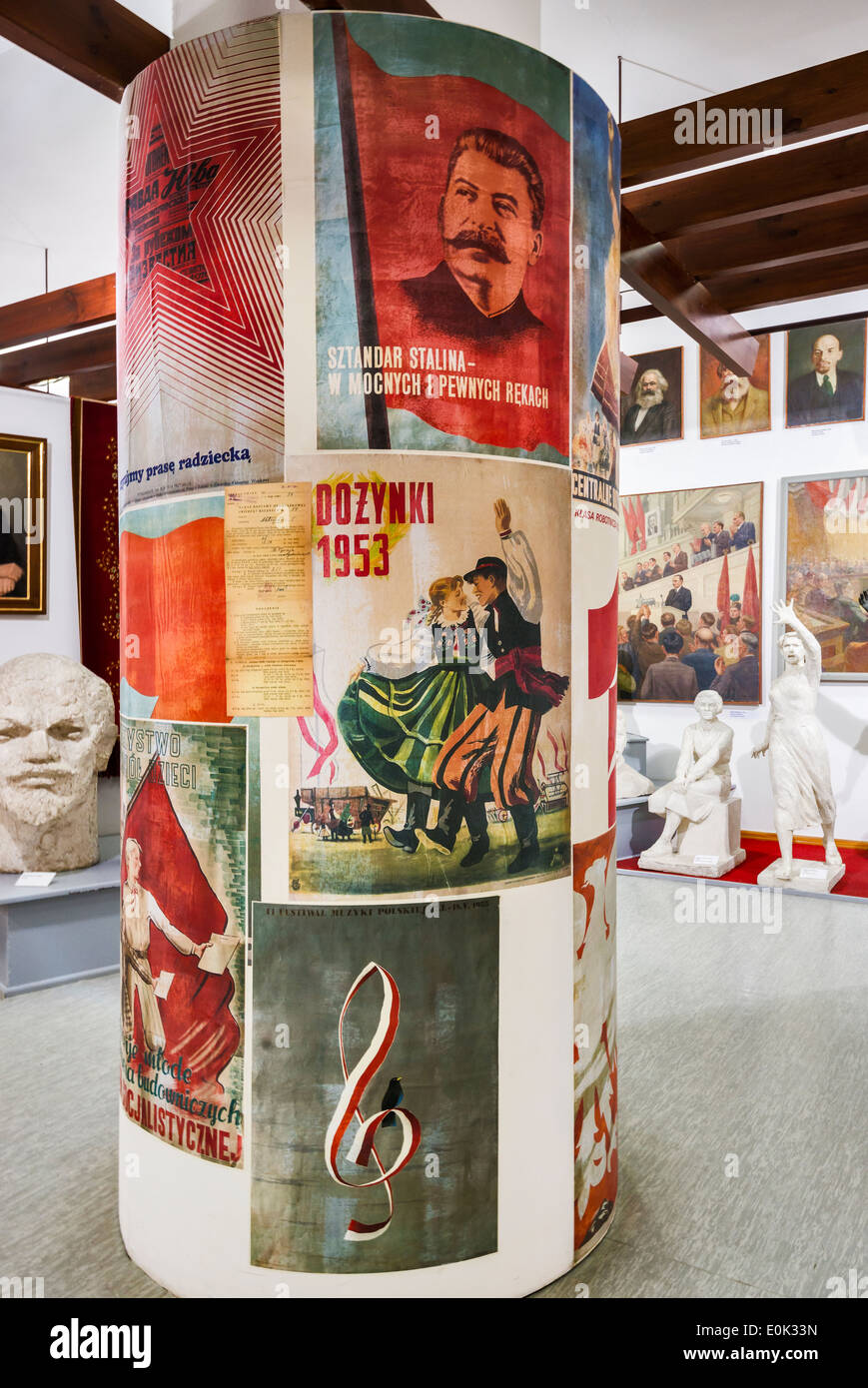 La propaganda comunista si manifesti, realismo socialista Art Gallery, Palazzo Zamoyski in Kozlowka vicino a Lublino, Malopolska, Polonia Foto Stock