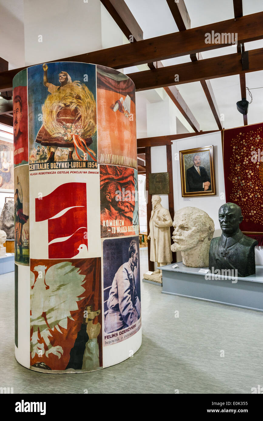 La propaganda comunista si manifesti, realismo socialista Art Gallery, Palazzo Zamoyski in Kozlowka vicino a Lublino, Malopolska, Polonia Foto Stock