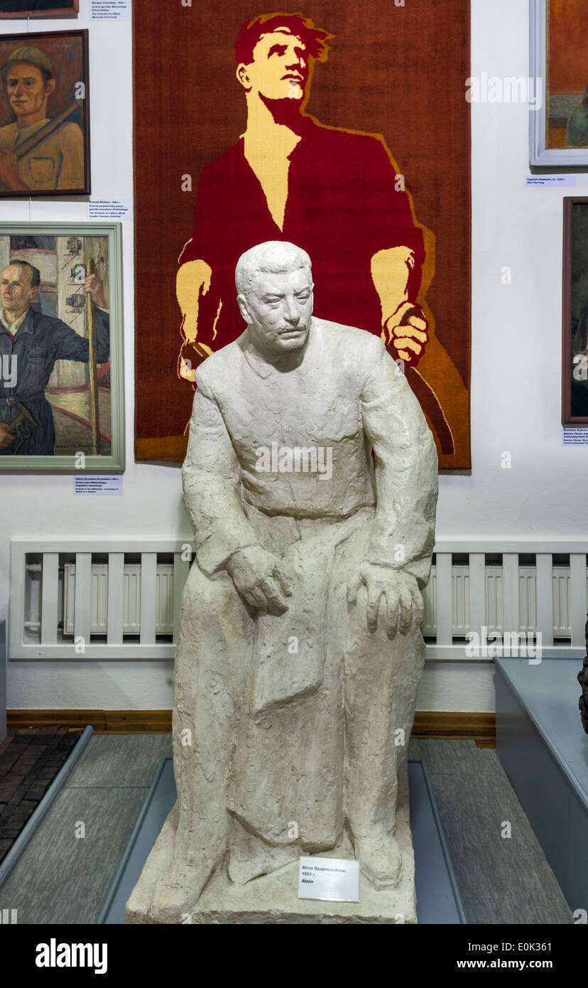 Scultura di Stalin, di propaganda comunista, poster Realismo Socialista Art Gallery, Palazzo Zamoyski in Kozlowka vicino a Lublin, Polonia Foto Stock