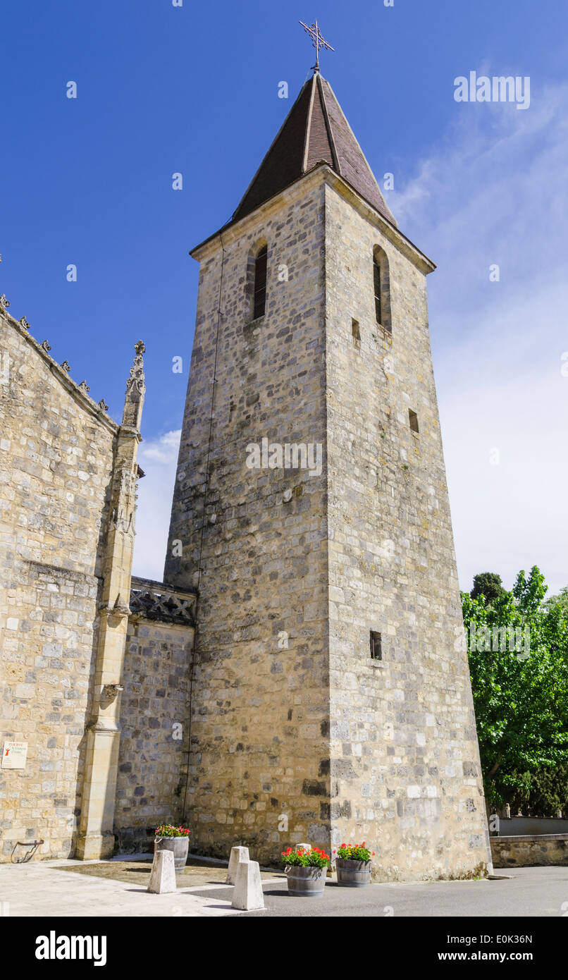La chiesa fortificata torre di Francescas borgo medievale, Lot-et-Garonne, Aquitaine, Francia Foto Stock