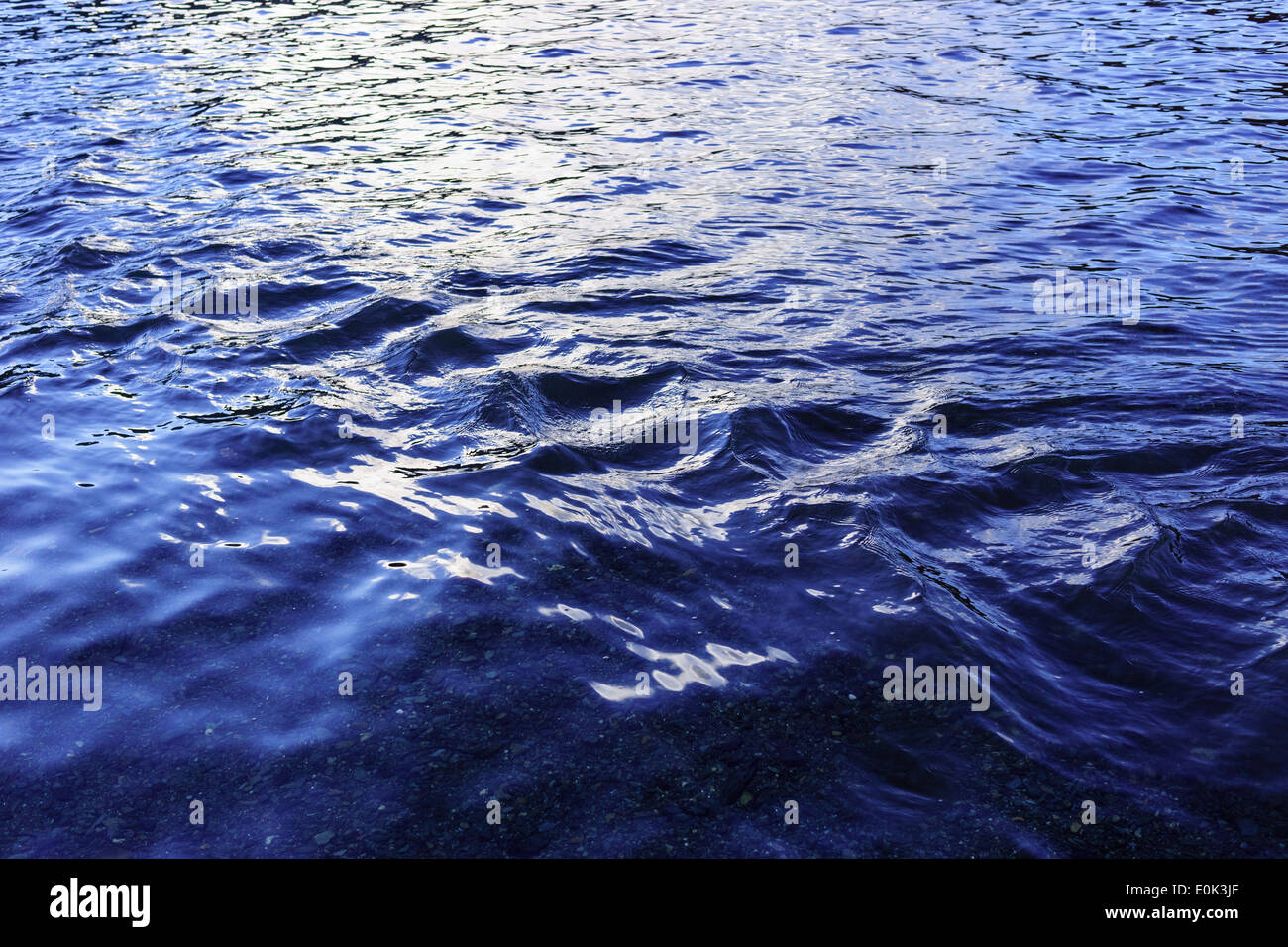 Il ondeggiano argenteo acque blu di acqua Crummock, nel distretto del lago, Cumbria, Inghilterra. Foto Stock
