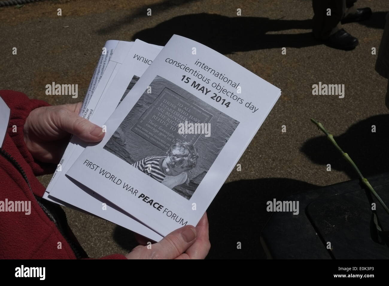 Londra, UK . 15 Maggio, 2014. I parenti e i sostenitori di coloro che hanno retto contro la guerra si sono riuniti in una cerimonia rememberence per onorare gli obiettori di coscienza di WW1 Credito: Rachel Megawhat/Alamy Live News Foto Stock