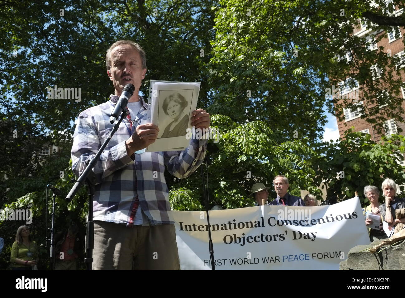 Londra, UK . 15 Maggio, 2014. I parenti e i sostenitori di coloro che hanno retto contro la guerra si sono riuniti in una cerimonia rememberence per onorare gli obiettori di coscienza di WW1 Credito: Rachel Megawhat/Alamy Live News Foto Stock