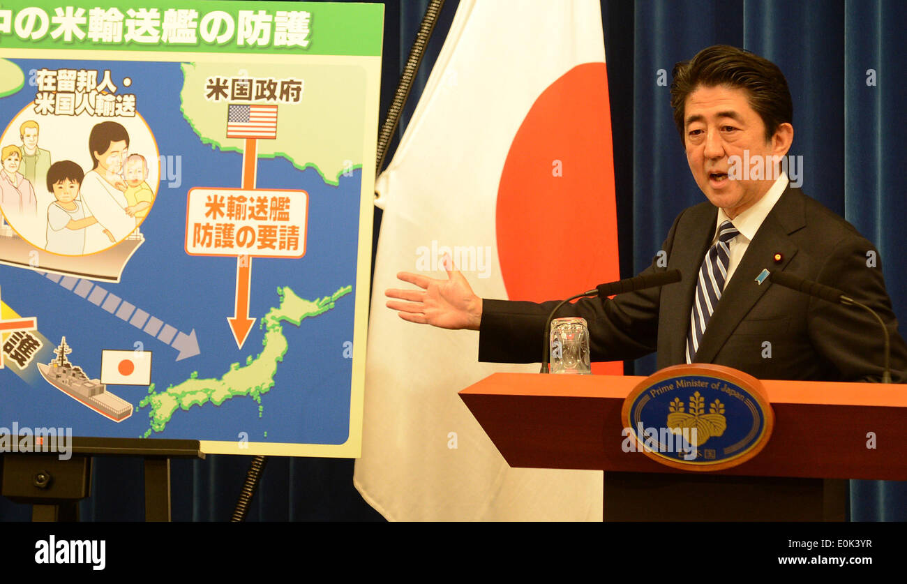 Tokyo, Giappone. 15 Maggio, 2014. Giappone il Primo Ministro Shinzo Abe si parla nel corso di una conferenza stampa a Tokyo in Giappone, 15 maggio 2014. Un governo-nominato il pannello ha presentato una relazione al Primo Ministro giapponese Shinzo Abe giovedì, suggerendo il governo rimuovere il divieto di esercizio collettivo auto-difesa da reinterpretare la Costituzione pacifista. © Ma Ping/Xinhua/Alamy Live News Foto Stock