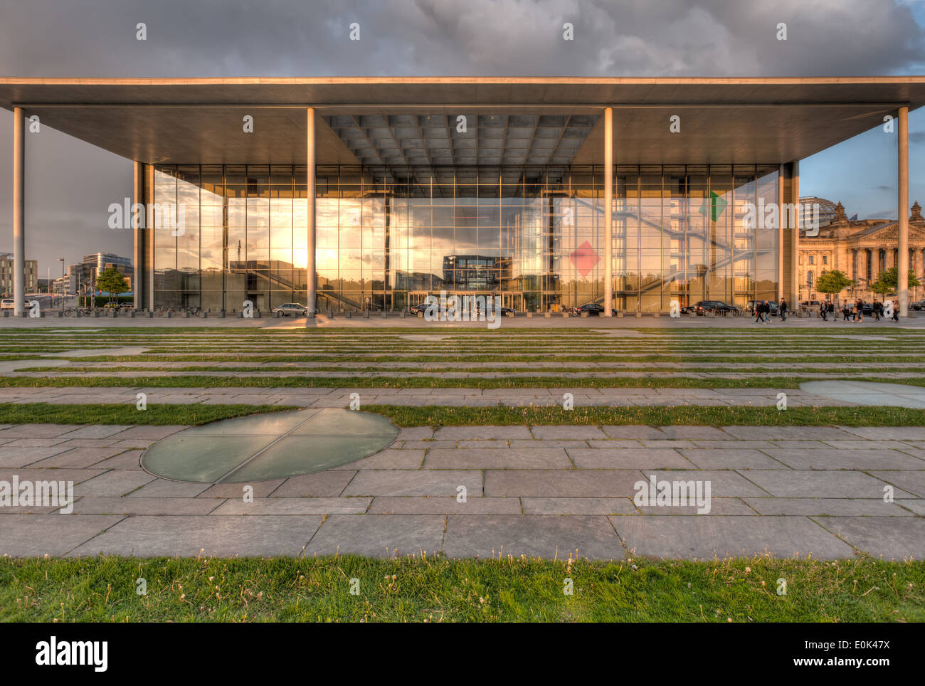Il Paul-Loebe-Haus, parte degli edifici del governo intorno al Bundestag della Germania di Berlino, vicino al tramonto. Foto Stock
