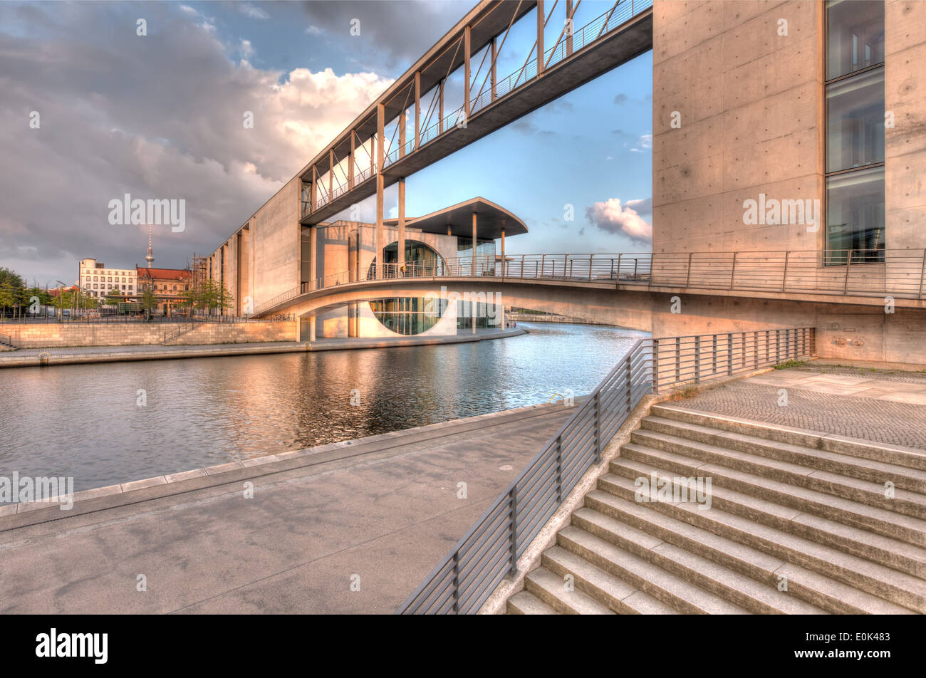 I moderni edifici governativi che attraversano il fiume Sprea a Berlino. Foto Stock