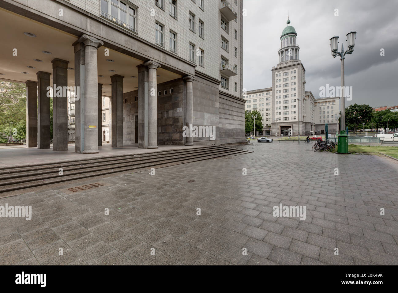Frankfurter Tor su Karl-Marx-Allee, la propaganda comunista street a Berlino Est su un opportunamente opaca giornata grigia. Foto Stock