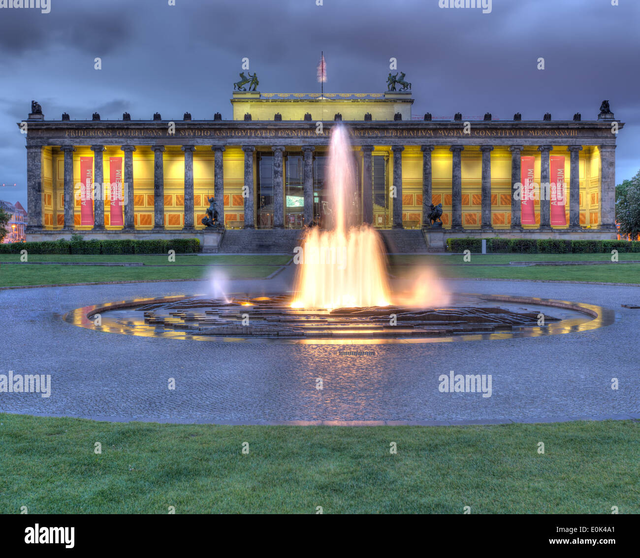Il neoclassico Altes Museum di Berlino e il Lustgarten (Pleasure Gardens). Foto Stock
