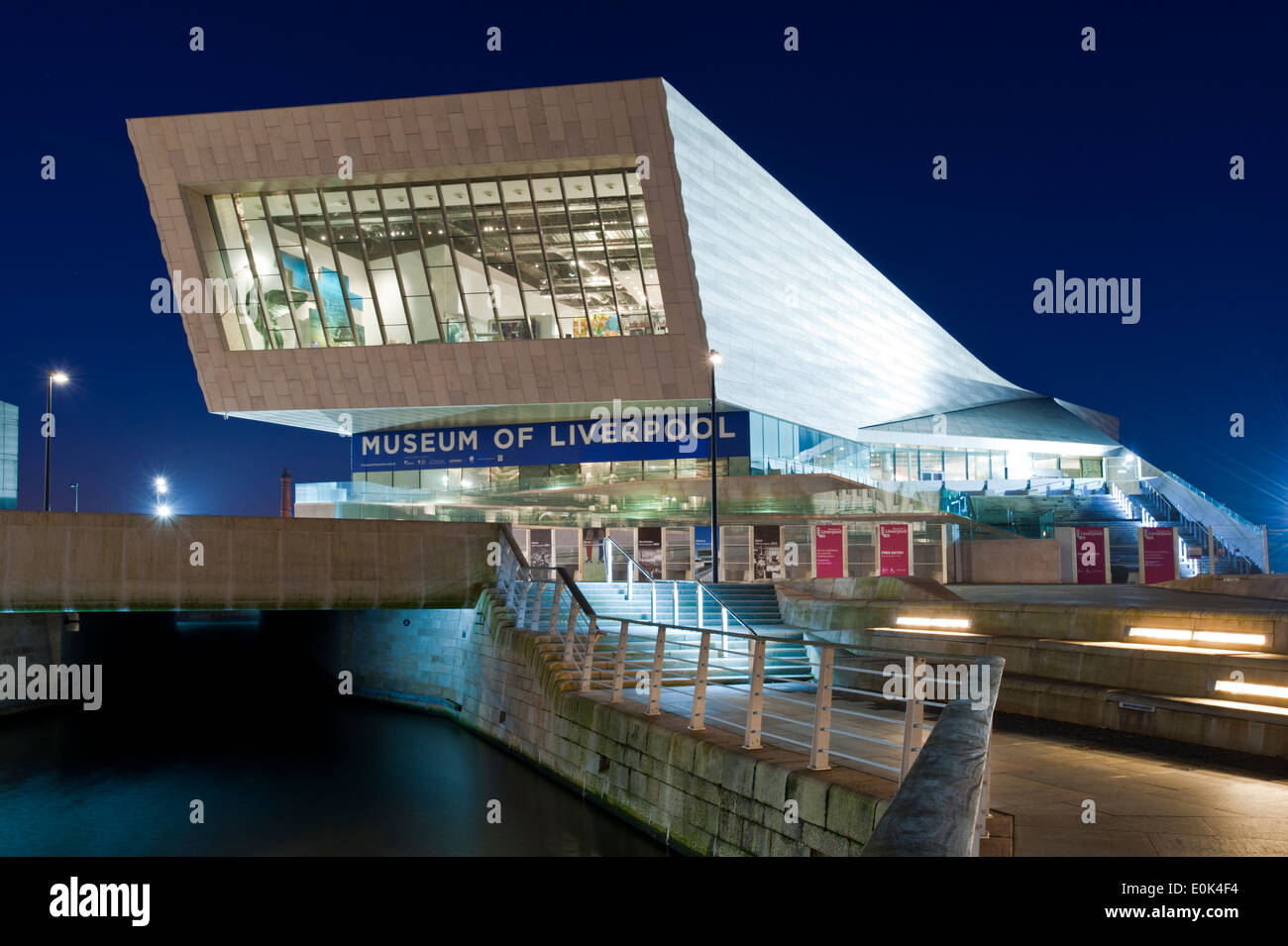 Il Museo di Liverpool di notte, il Pier Head, Liverpool Waterfront, Liverpool, Merseyside England, Regno Unito Foto Stock