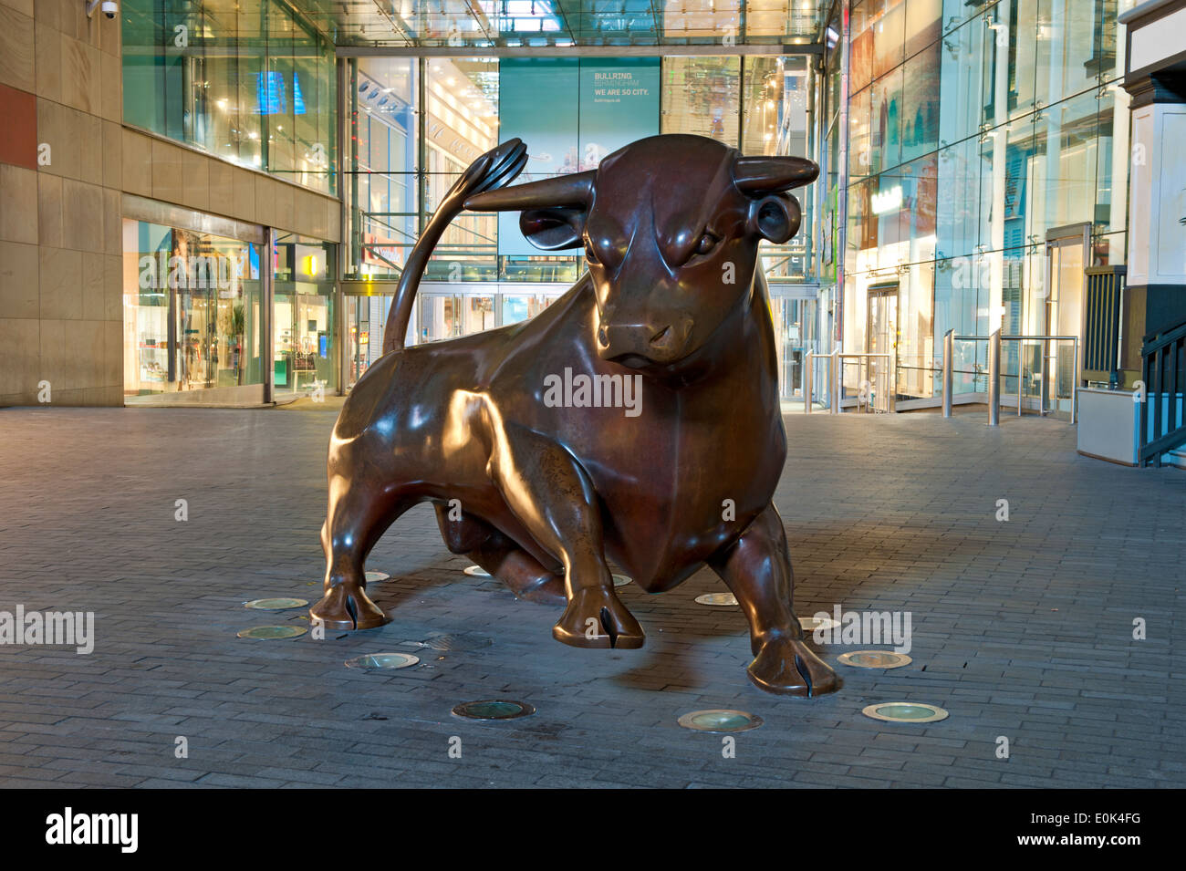 La scultura in bronzo di un toro, il Bullring Shopping Centre, Birmingham, West Midlands, England, Regno Unito Foto Stock