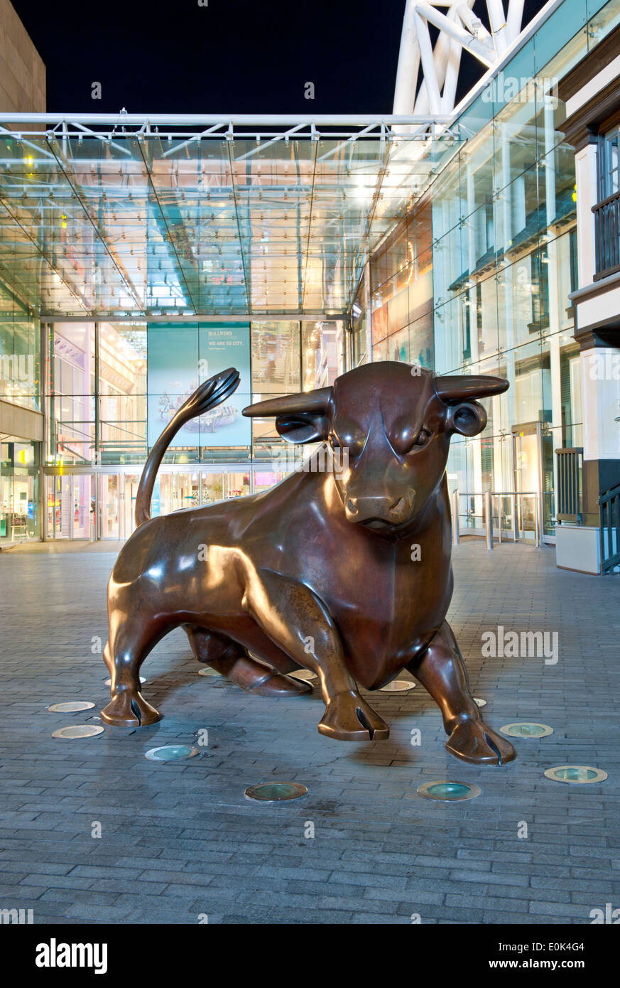 La scultura in bronzo di un toro, il Bullring Shopping Centre, Birmingham, West Midlands, England, Regno Unito Foto Stock