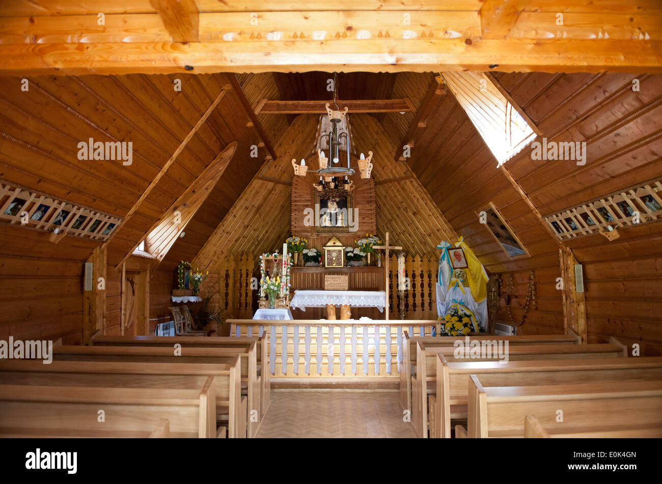 Vecchia Cappella in legno altare interno in Kaplica Matki Boskiej Rozancowej na Gubalowce w Zakopanem, Polonia 2014. Foto Stock