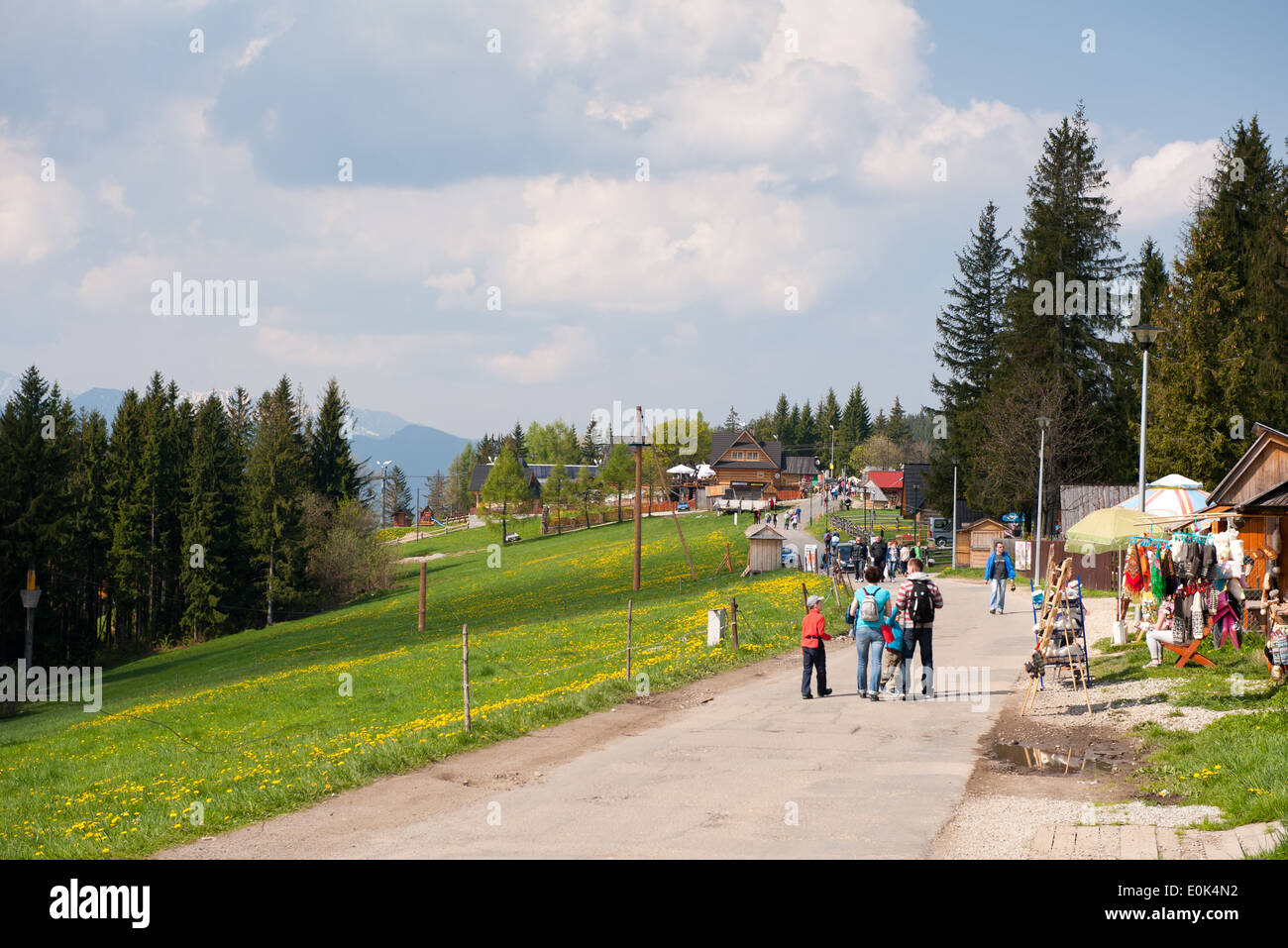 I gruppi di turisti passeggiate nel paesaggio Gubalowka, attrazione popolare sentiero con Monti Tatra vista in Zakopane Foto Stock