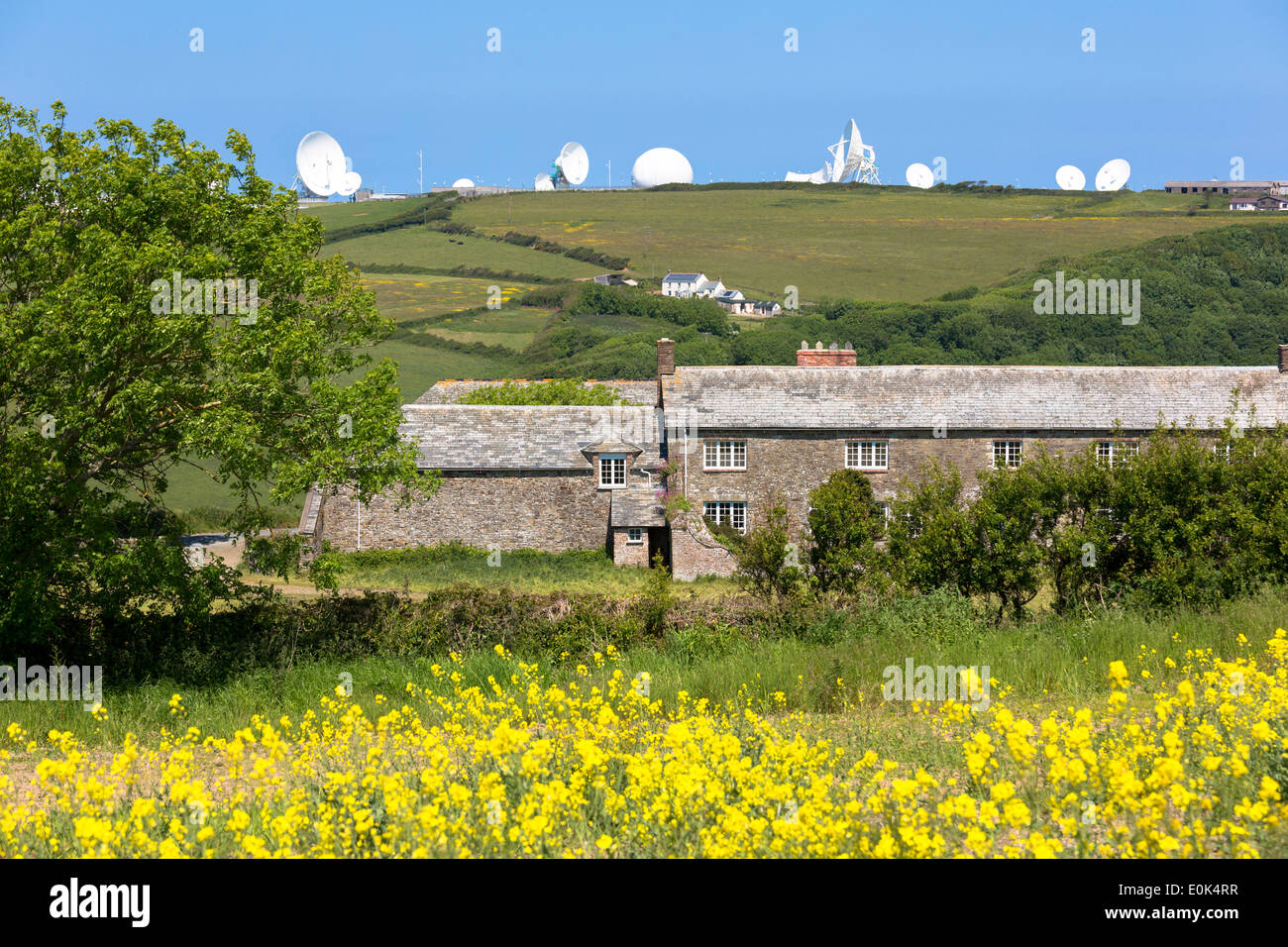 Antenna satellitare piatto a Bude GCHQ Satellite stazione di ascolto (Government Communications Headquarters) difesa Cornwall, Regno Unito Foto Stock