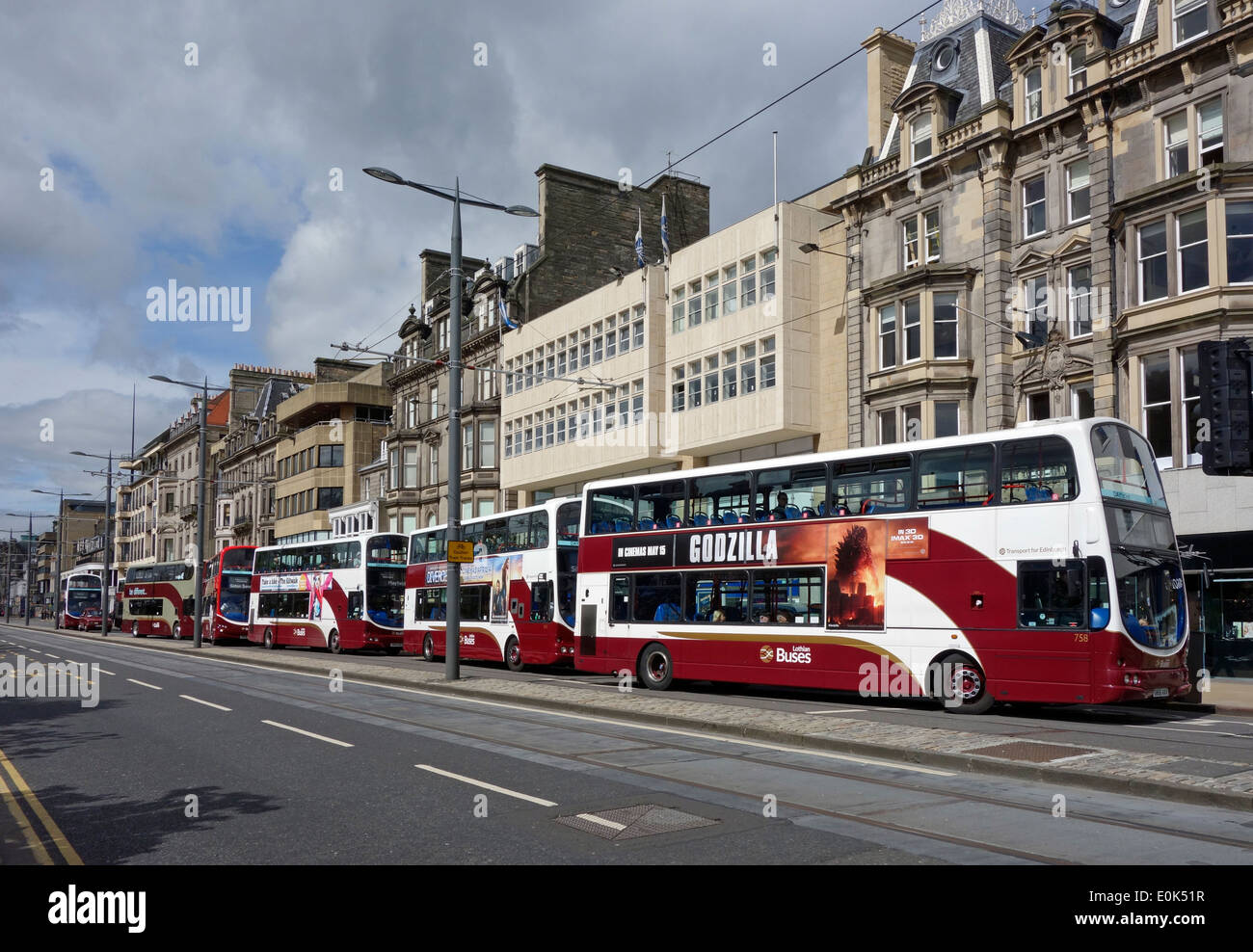 Sei autobus Lothian da trasporto per Edinburgh allineate alle fermate degli autobus in Princes Street Edinburgh Scozia Scotland Foto Stock